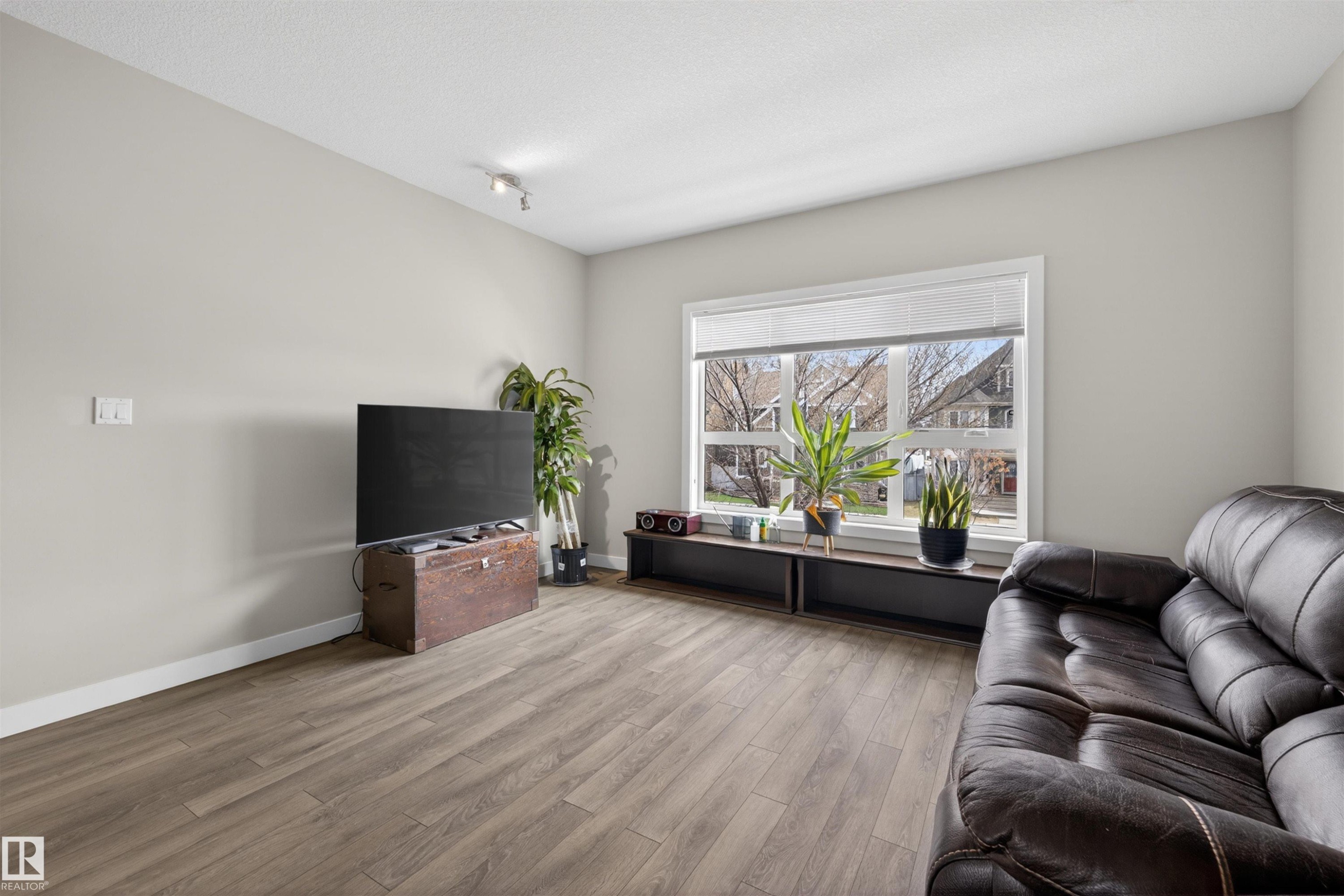 8 2560 Pegasus Boulevard, Edmonton, AB - Indoor Photo Showing Living Room