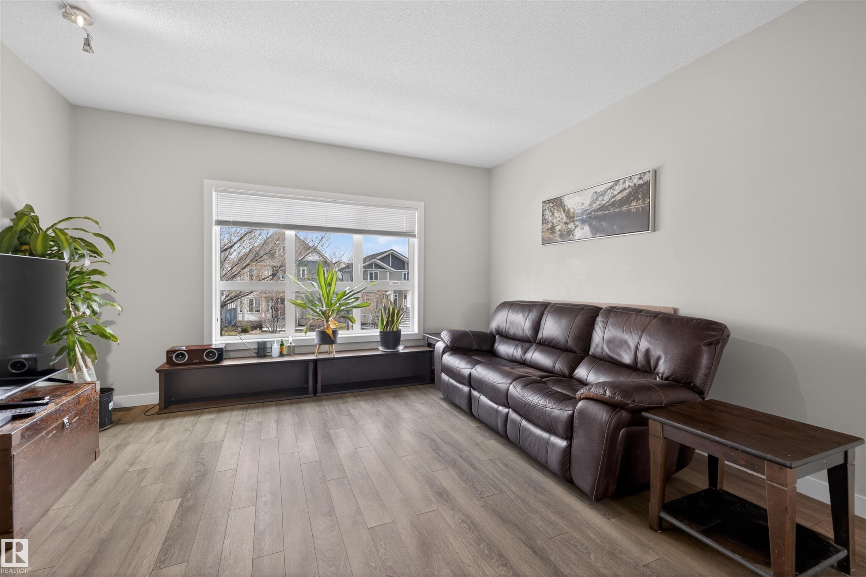 8 2560 Pegasus Boulevard, Edmonton, AB - Indoor Photo Showing Living Room