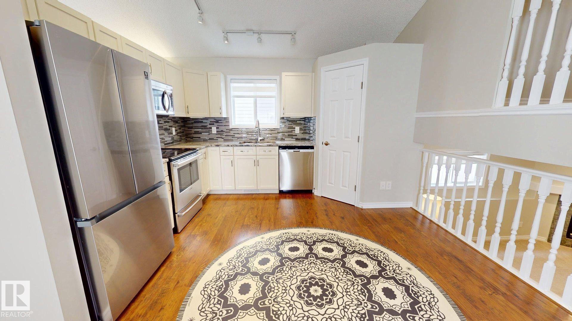 2078 Tanner Wynd, Edmonton, AB - Indoor Photo Showing Kitchen With Upgraded Kitchen