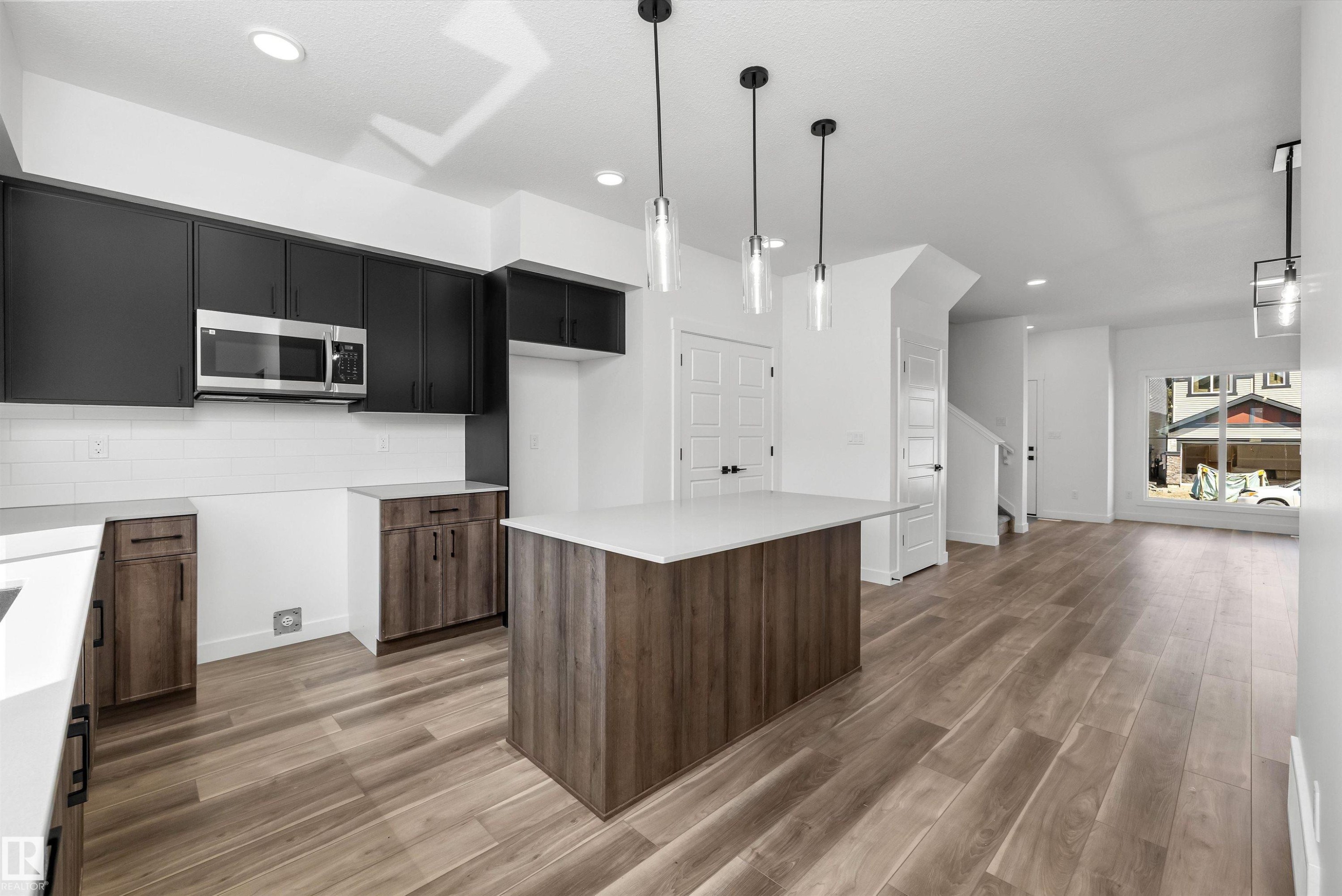 20631 43 Avenue, Edmonton, AB - Indoor Photo Showing Kitchen With Upgraded Kitchen