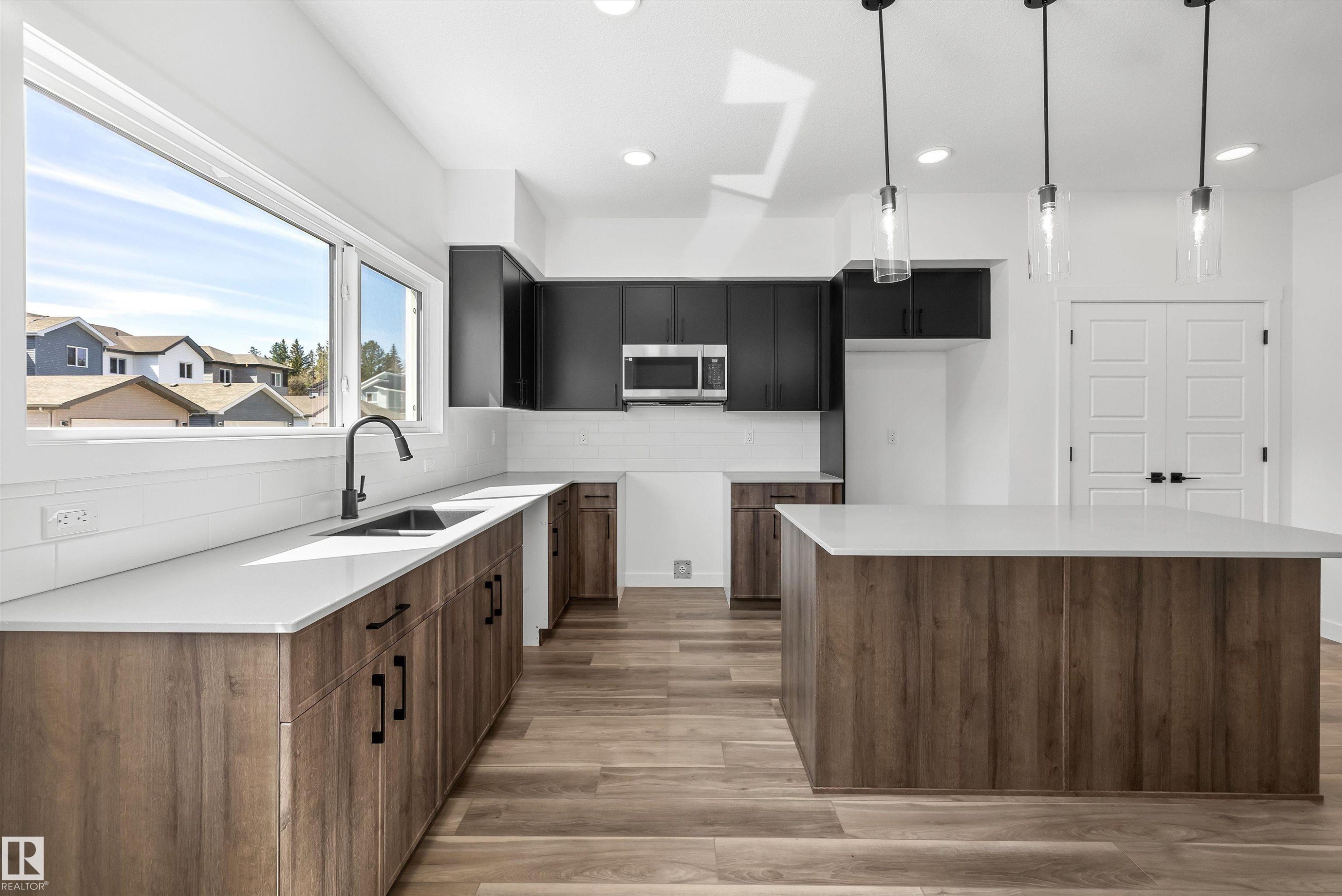 20631 43 Avenue, Edmonton, AB - Indoor Photo Showing Kitchen With Upgraded Kitchen