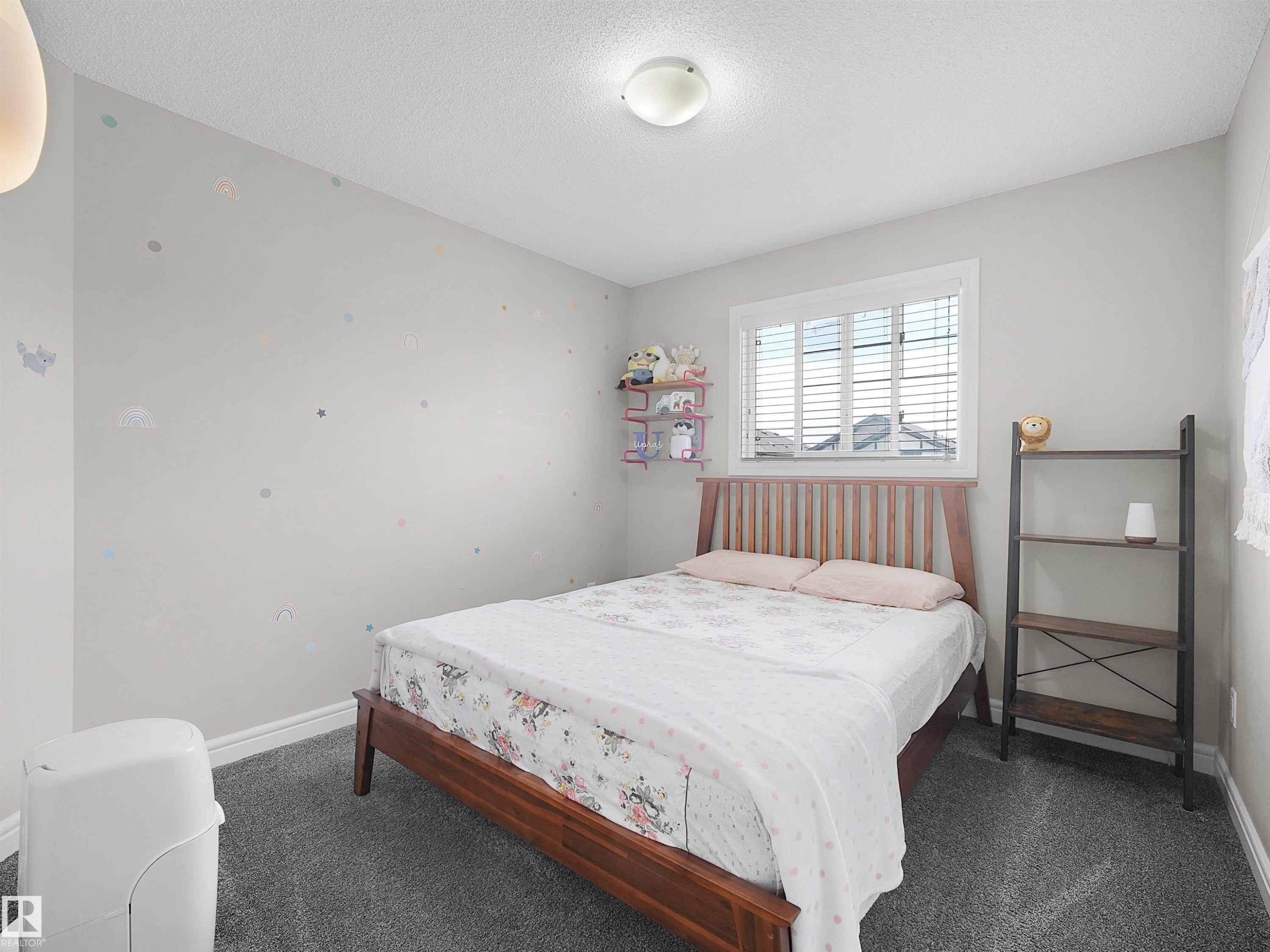 Neutral-toned walls featuring decorative accents - 3247 15 Avenue Nw, Edmonton, AB