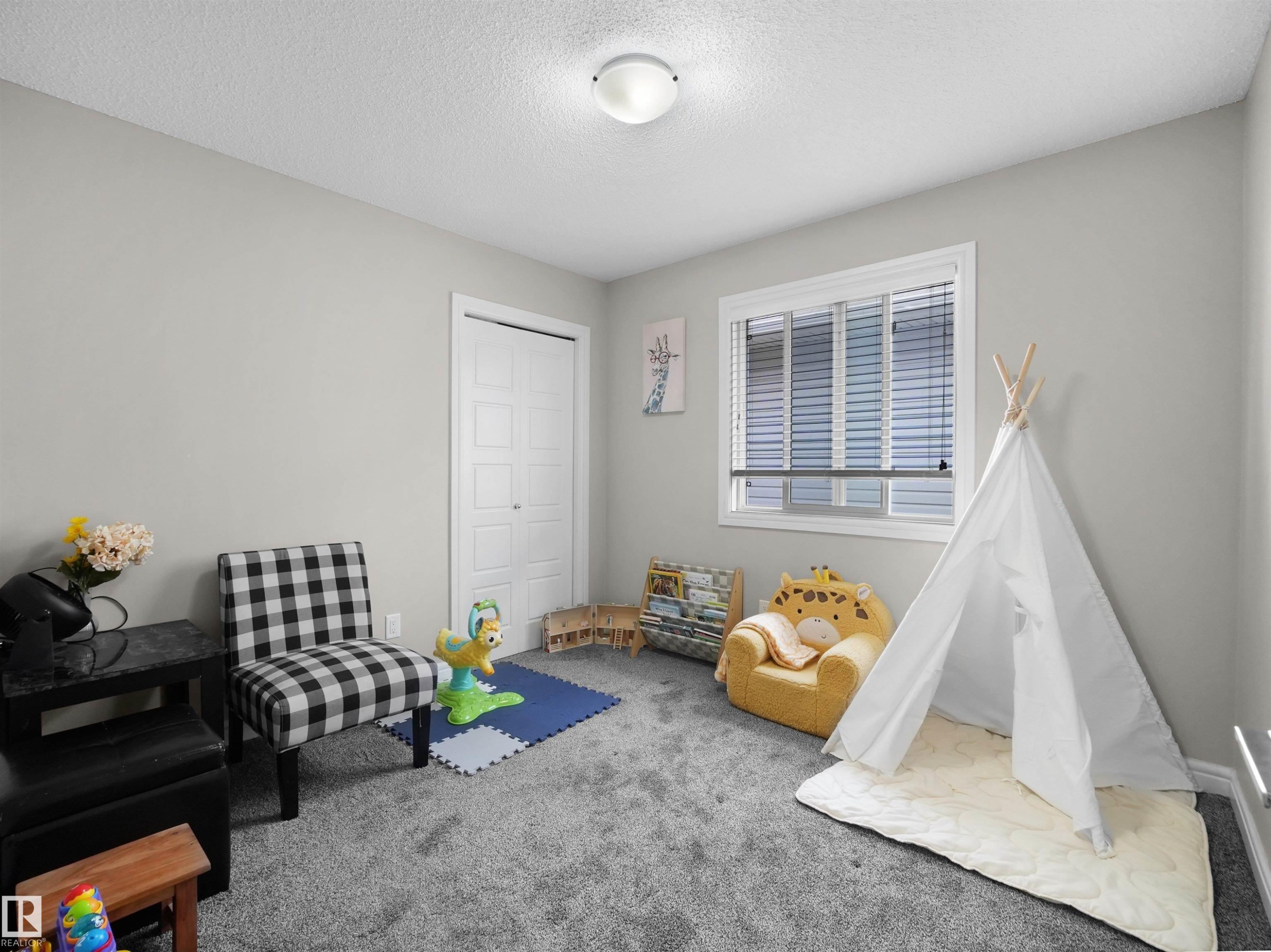 Neutral wall color, window with horizontal blinds, and carpeted flooring - 3247 15 Avenue Nw, Edmonton, AB