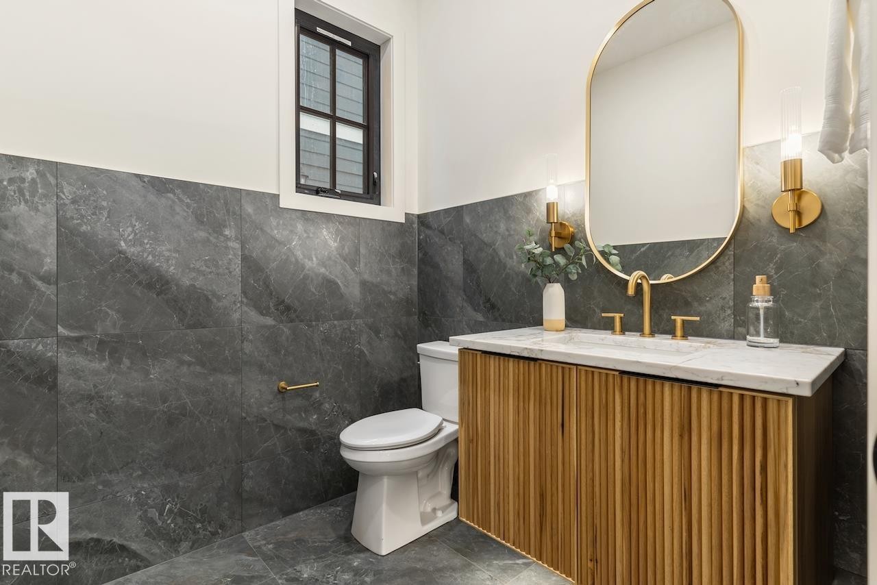 10519 138 Street Nw, Edmonton, AB - Indoor Photo Showing Bathroom