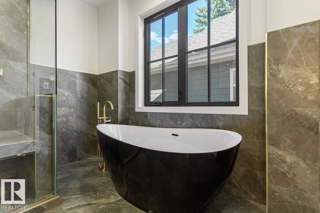10519 138 Street Nw, Edmonton, AB - Indoor Photo Showing Bathroom