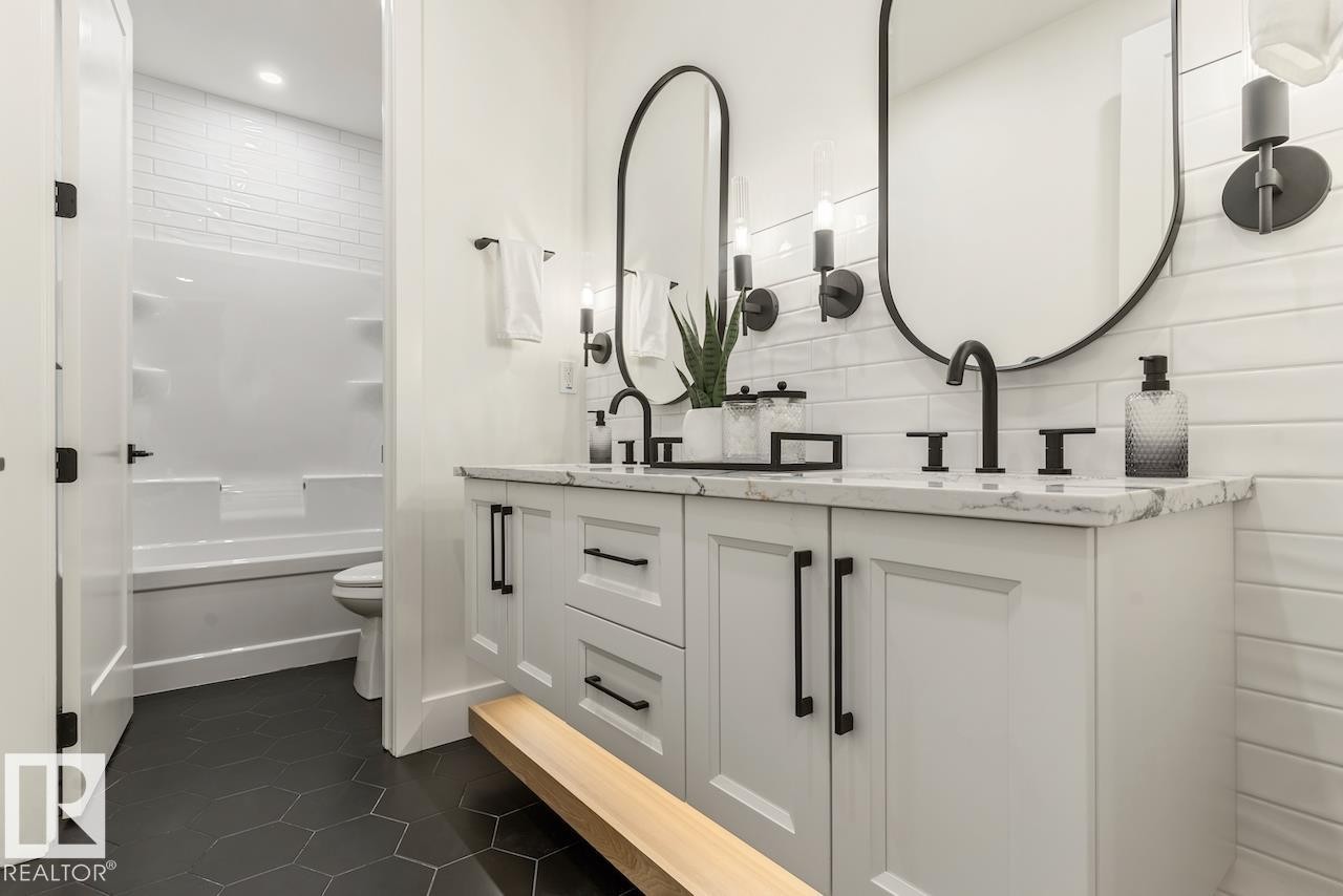10519 138 Street Nw, Edmonton, AB - Indoor Photo Showing Bathroom
