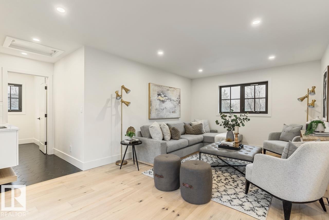 10519 138 Street Nw, Edmonton, AB - Indoor Photo Showing Living Room