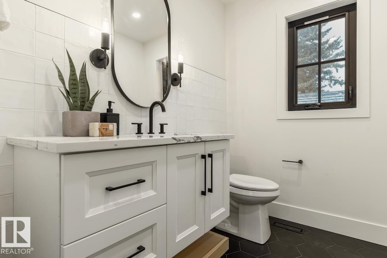 10519 138 Street Nw, Edmonton, AB - Indoor Photo Showing Bathroom