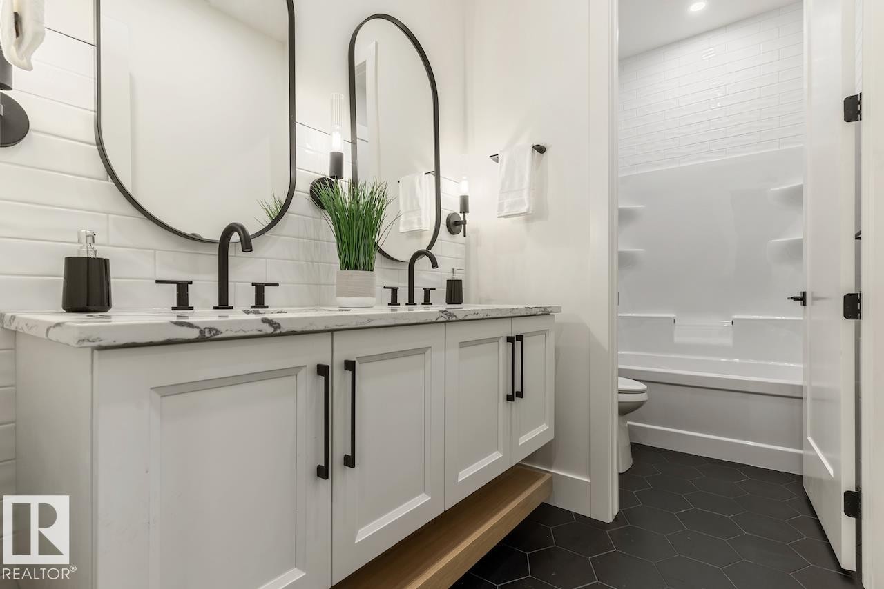 10519 138 Street Nw, Edmonton, AB - Indoor Photo Showing Bathroom