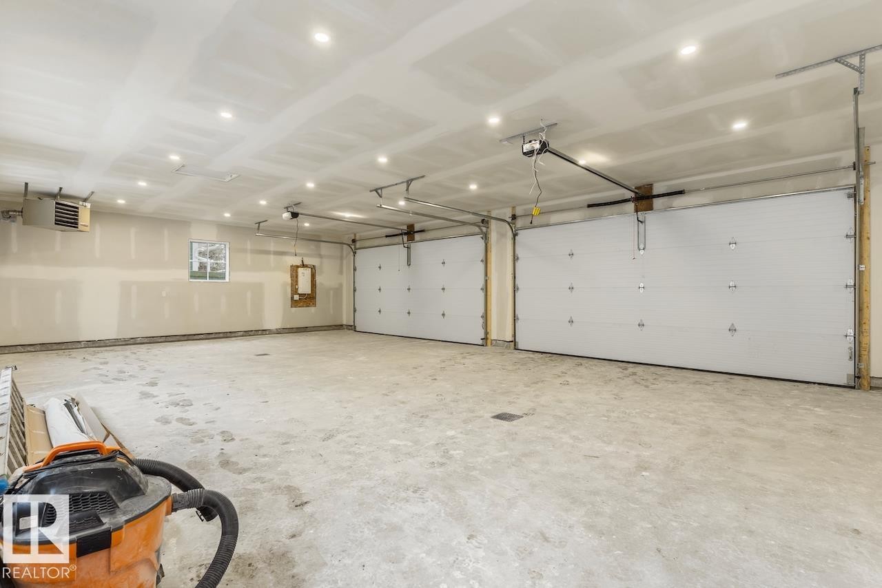 10519 138 Street Nw, Edmonton, AB - Indoor Photo Showing Garage