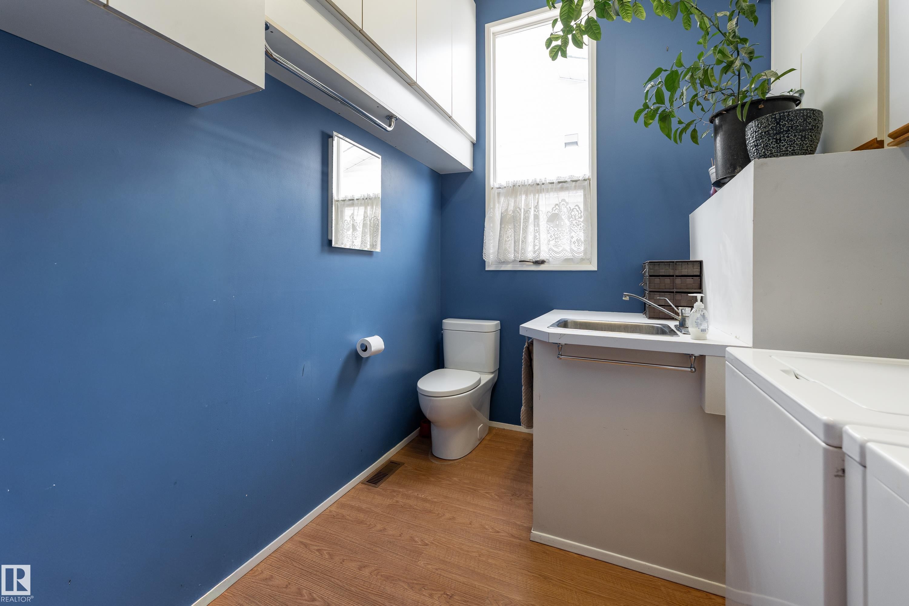 2 pc bath on main - 10956 81 Avenue, Edmonton, AB - Indoor