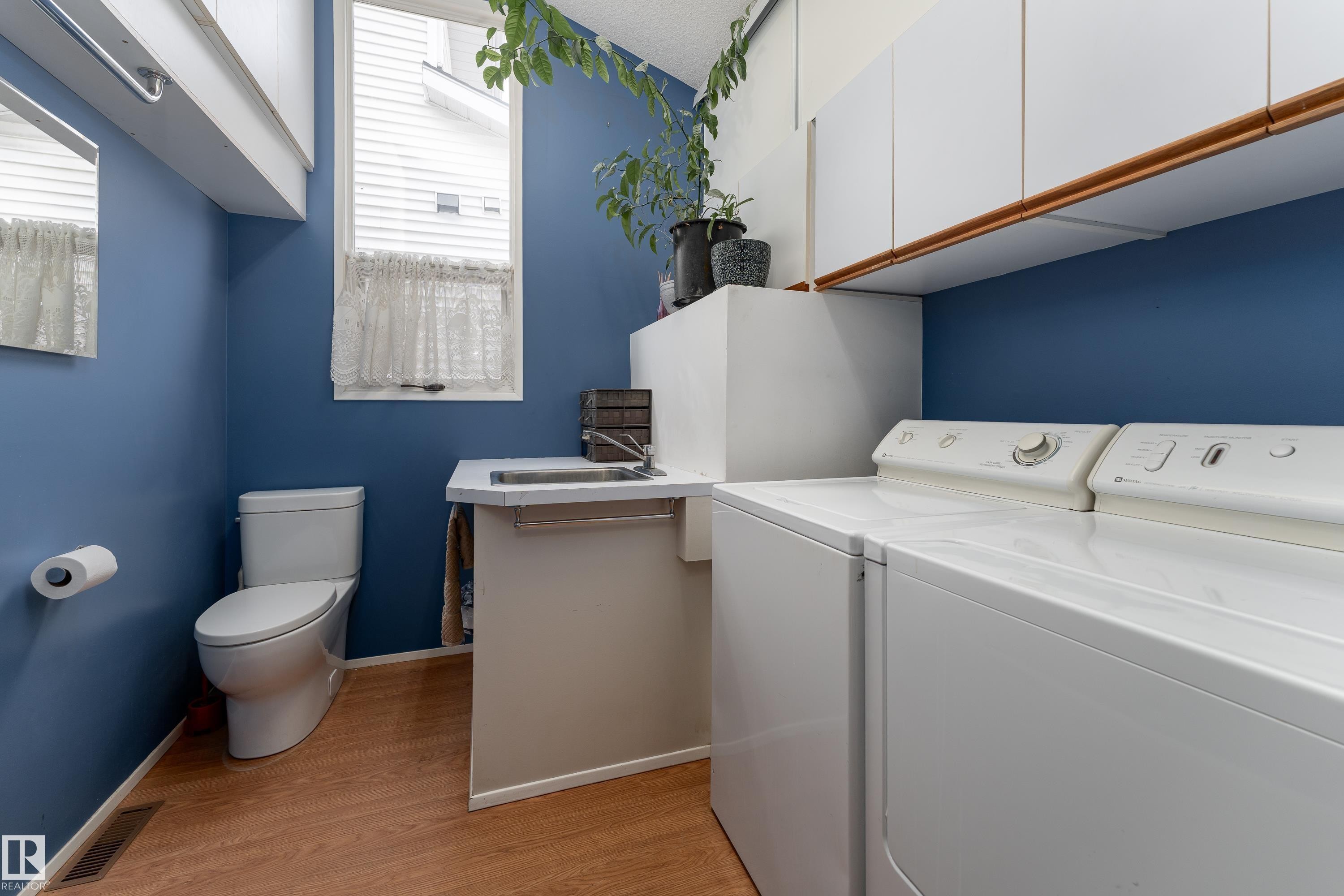 2 pc bath on main - 10956 81 Avenue, Edmonton, AB - Indoor