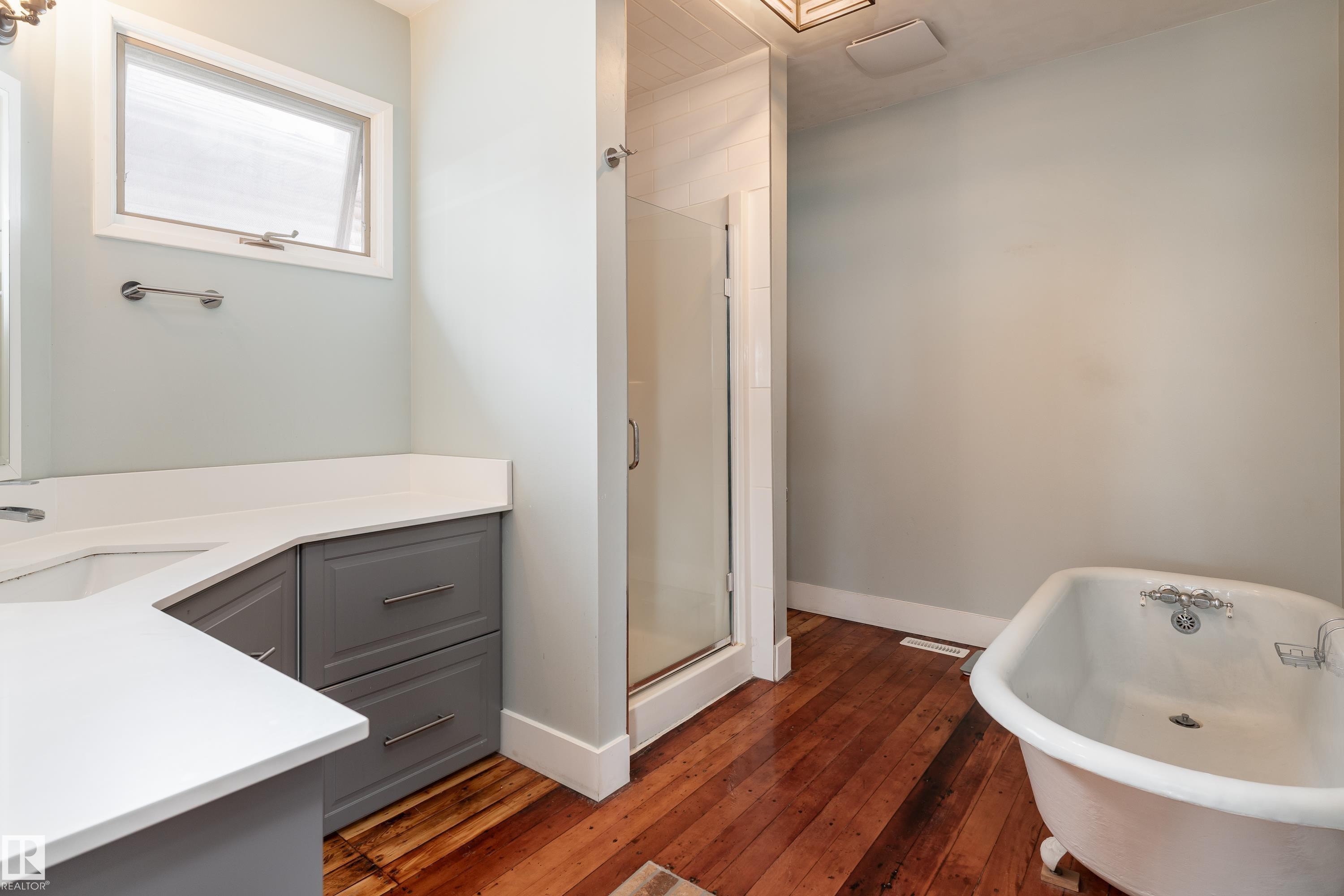 Updated bath with claw-foot tub and stand-up shower, 2nd floor - 10956 81 Avenue, Edmonton, AB - Indoor Photo Showing Bathroom