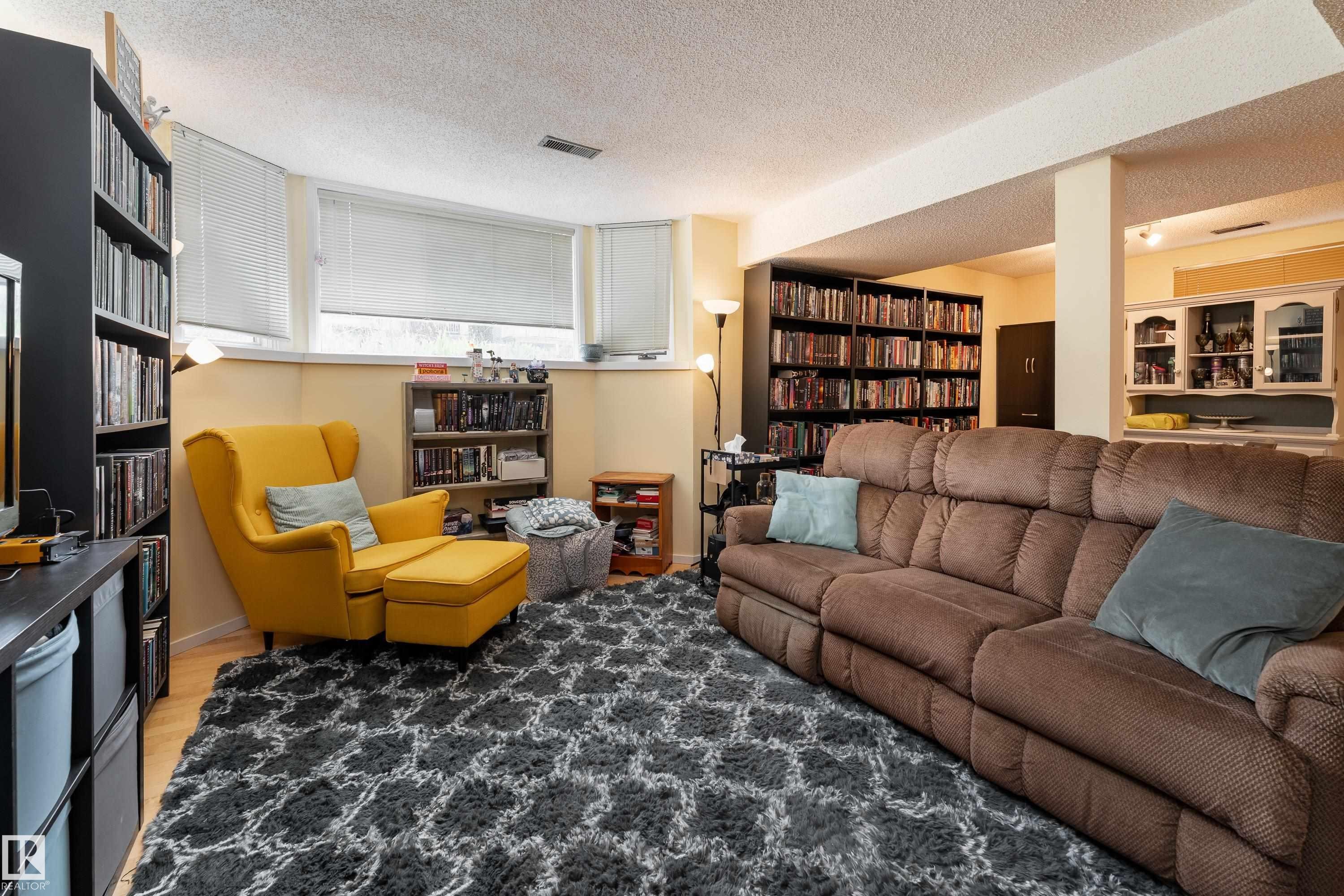 Second kitchen in basement with private entrance, 2 bedrooms, 4 pc bath and living/dining area - 10956 81 Avenue, Edmonton, AB - Indoor Photo Showing Living Room
