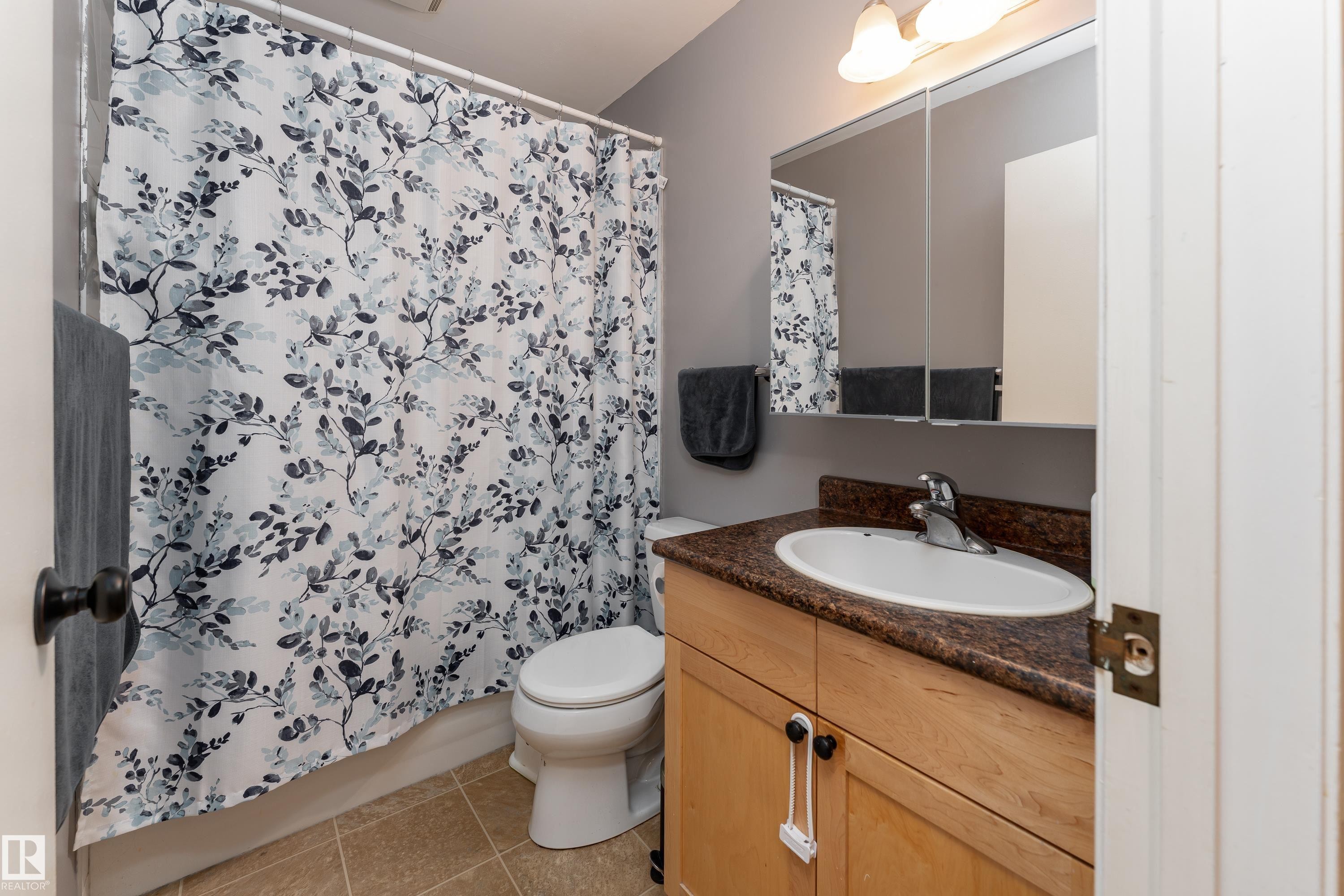 10956 81 Avenue, Edmonton, AB - Indoor Photo Showing Bathroom