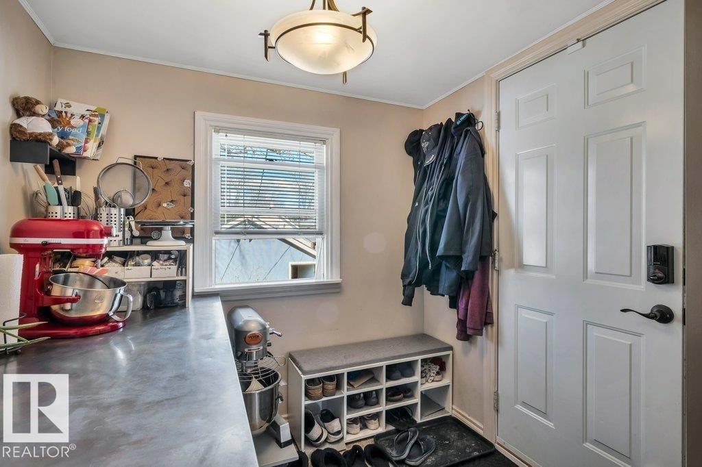 Muted beige walls with white trim and a ceiling-mounted light fixture - 11445 68 Street, Edmonton, AB - Indoor