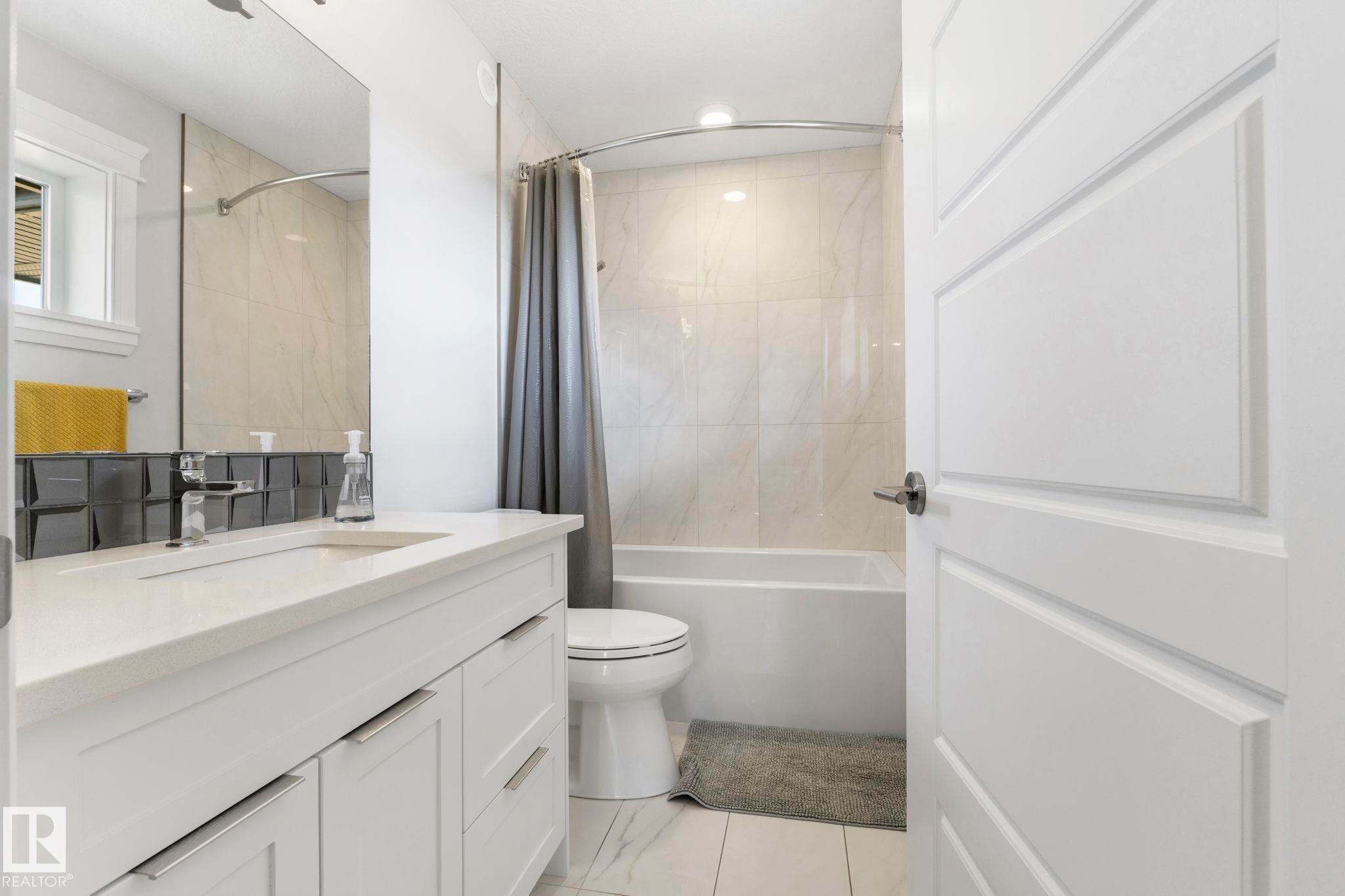 4412 Wingfield Cape, Edmonton, AB - Indoor Photo Showing Bathroom