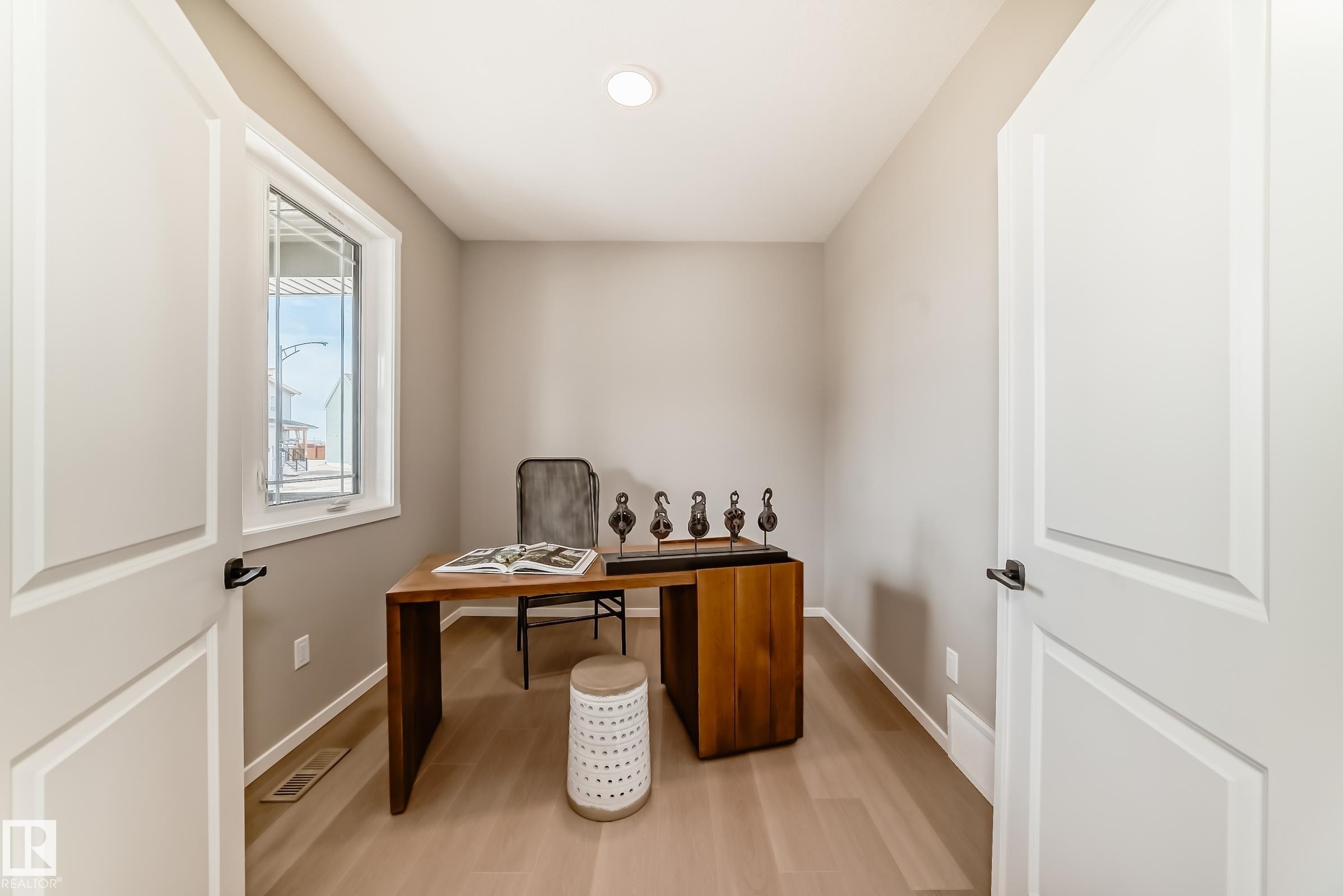 Office - 1603 206 Street, Edmonton, AB - Indoor