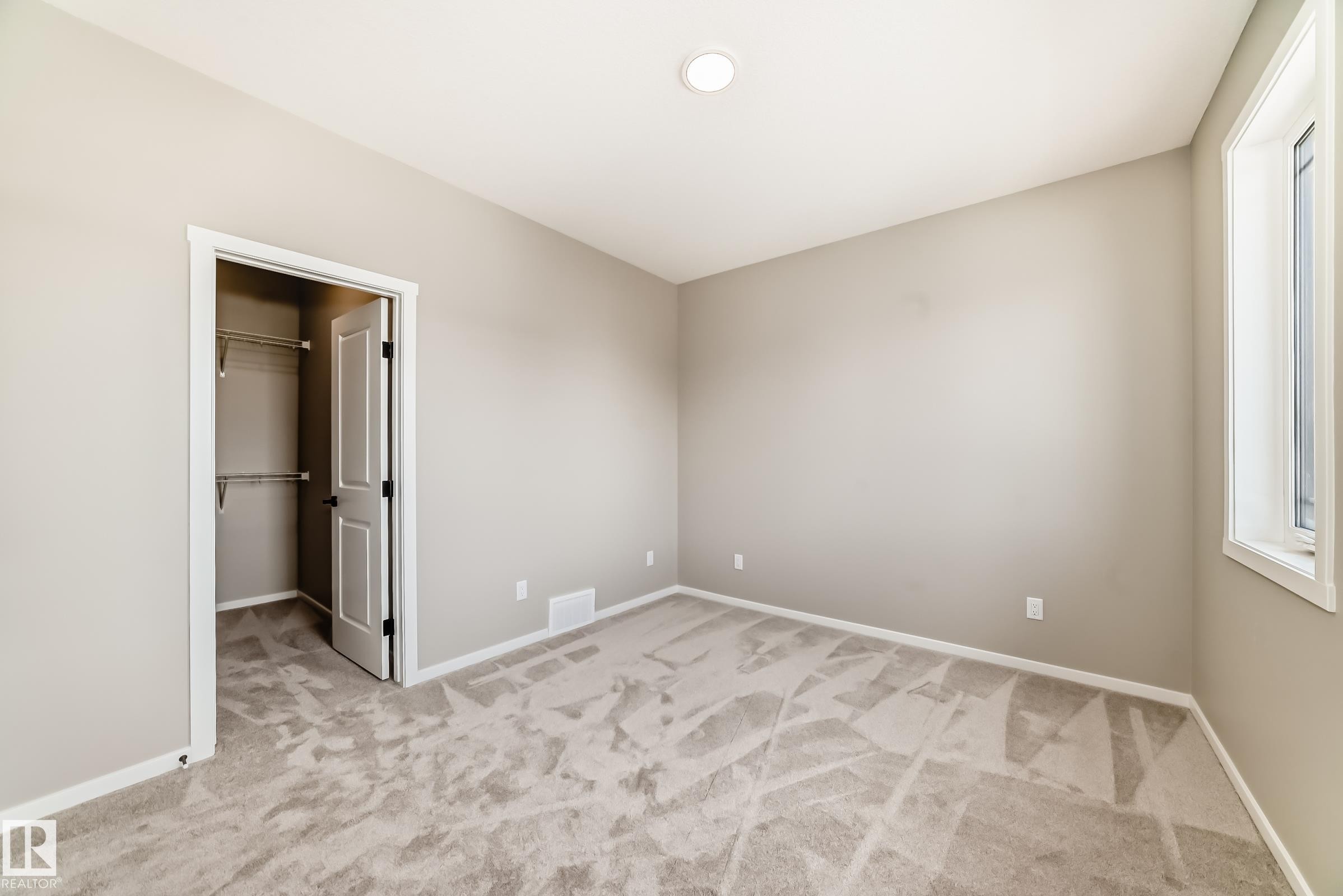 Neutral-toned wall paint and plush carpeting define this room - 1603 206 Street, Edmonton, AB - Indoor Photo Showing Other Room