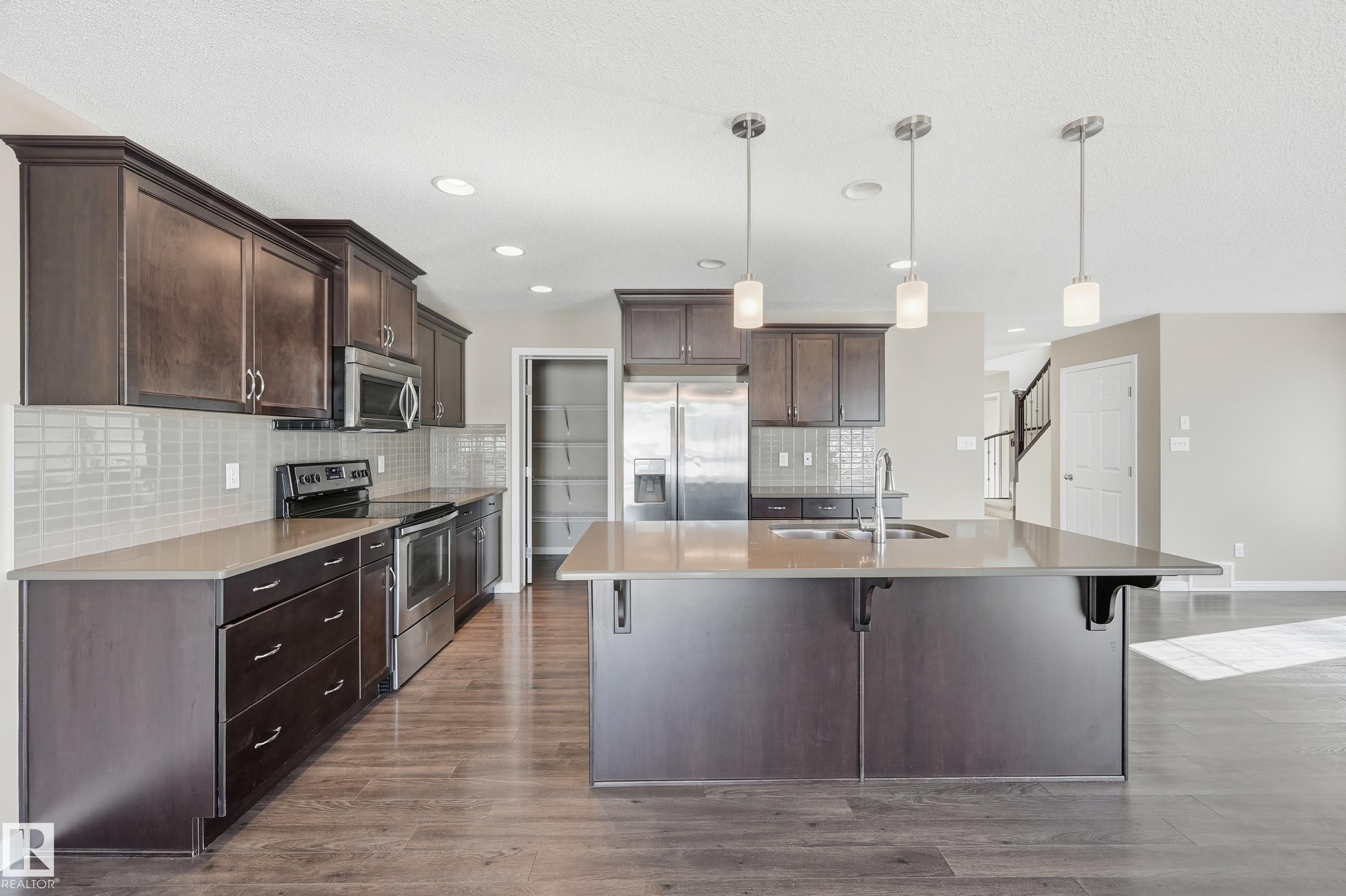 3552 Claxton Crescent, Edmonton, AB - Indoor Photo Showing Kitchen With Double Sink With Upgraded Kitchen
