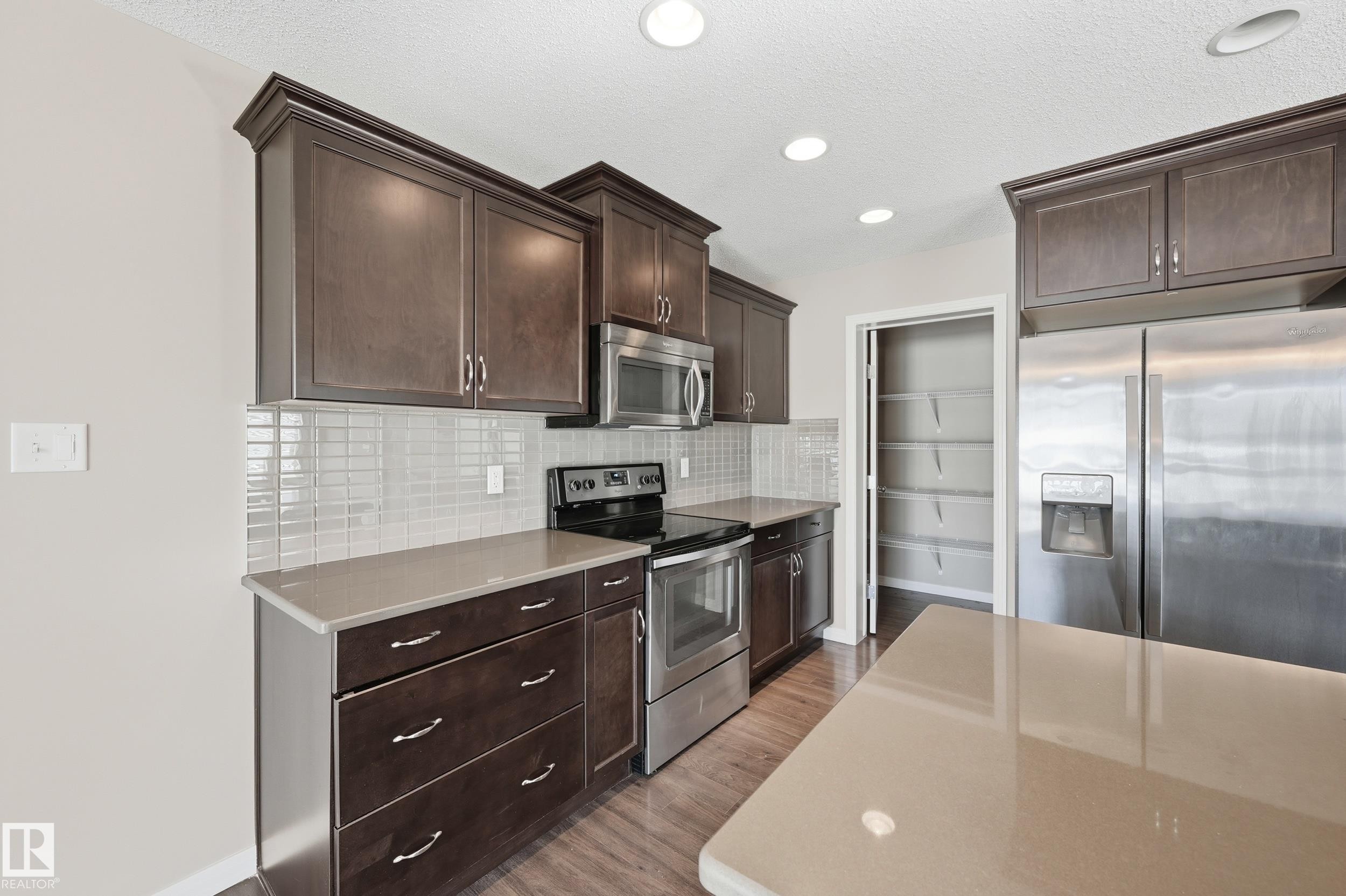 3552 Claxton Crescent, Edmonton, AB - Indoor Photo Showing Kitchen With Upgraded Kitchen