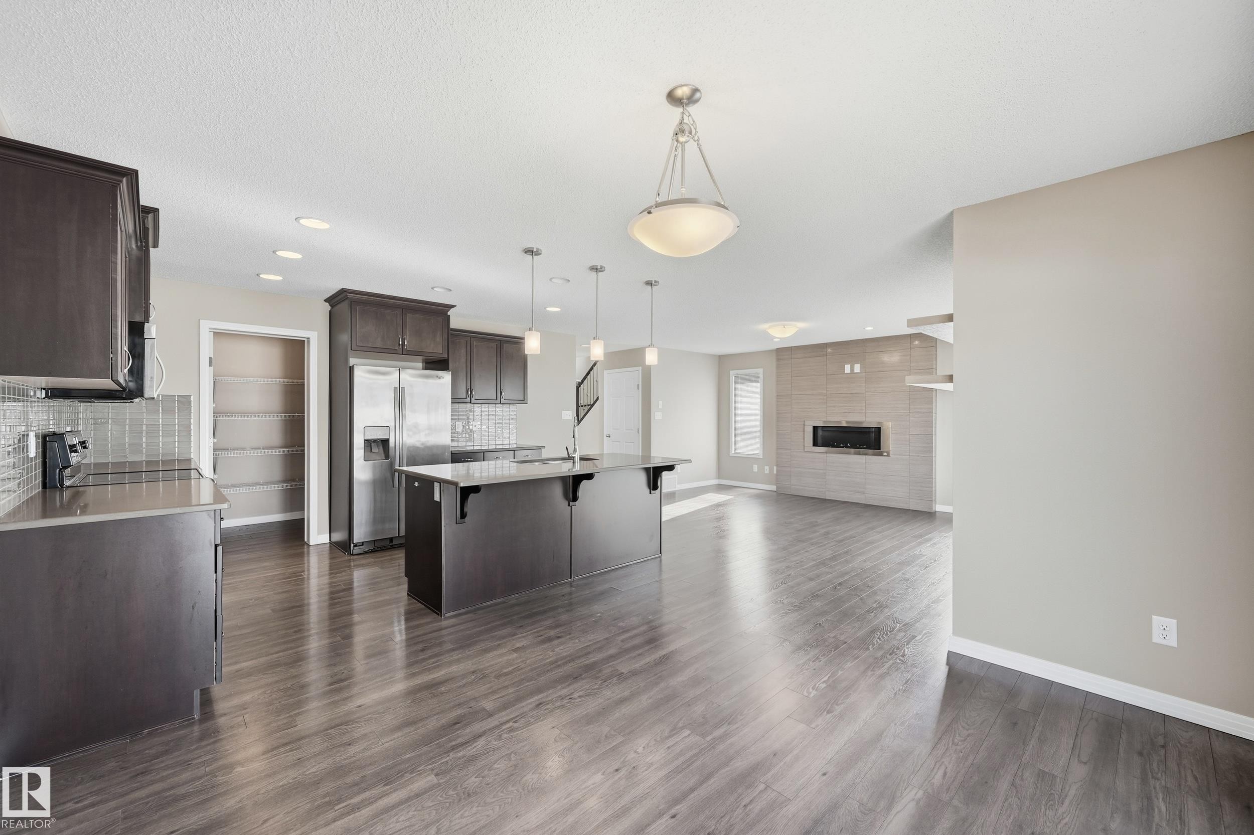 3552 Claxton Crescent, Edmonton, AB - Indoor Photo Showing Kitchen With Upgraded Kitchen