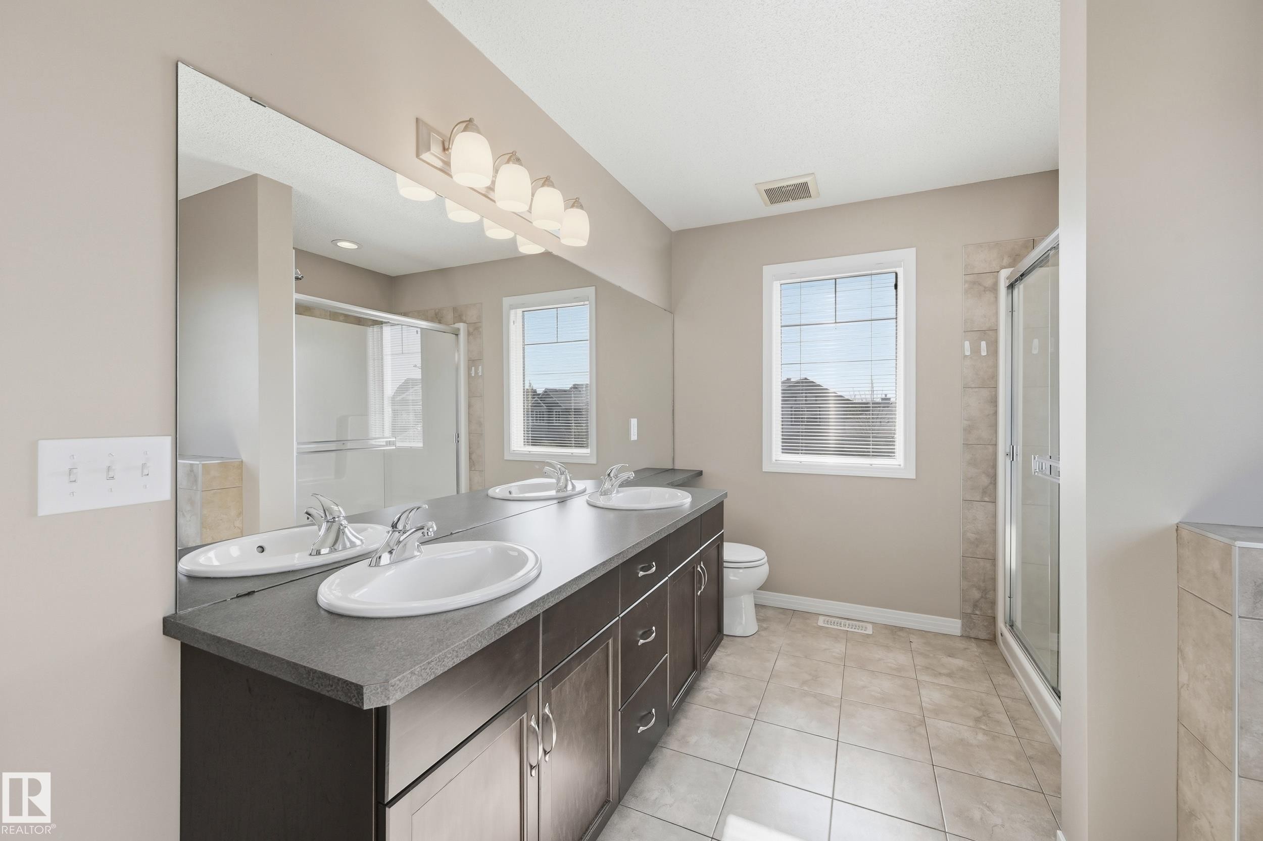 3552 Claxton Crescent, Edmonton, AB - Indoor Photo Showing Bathroom