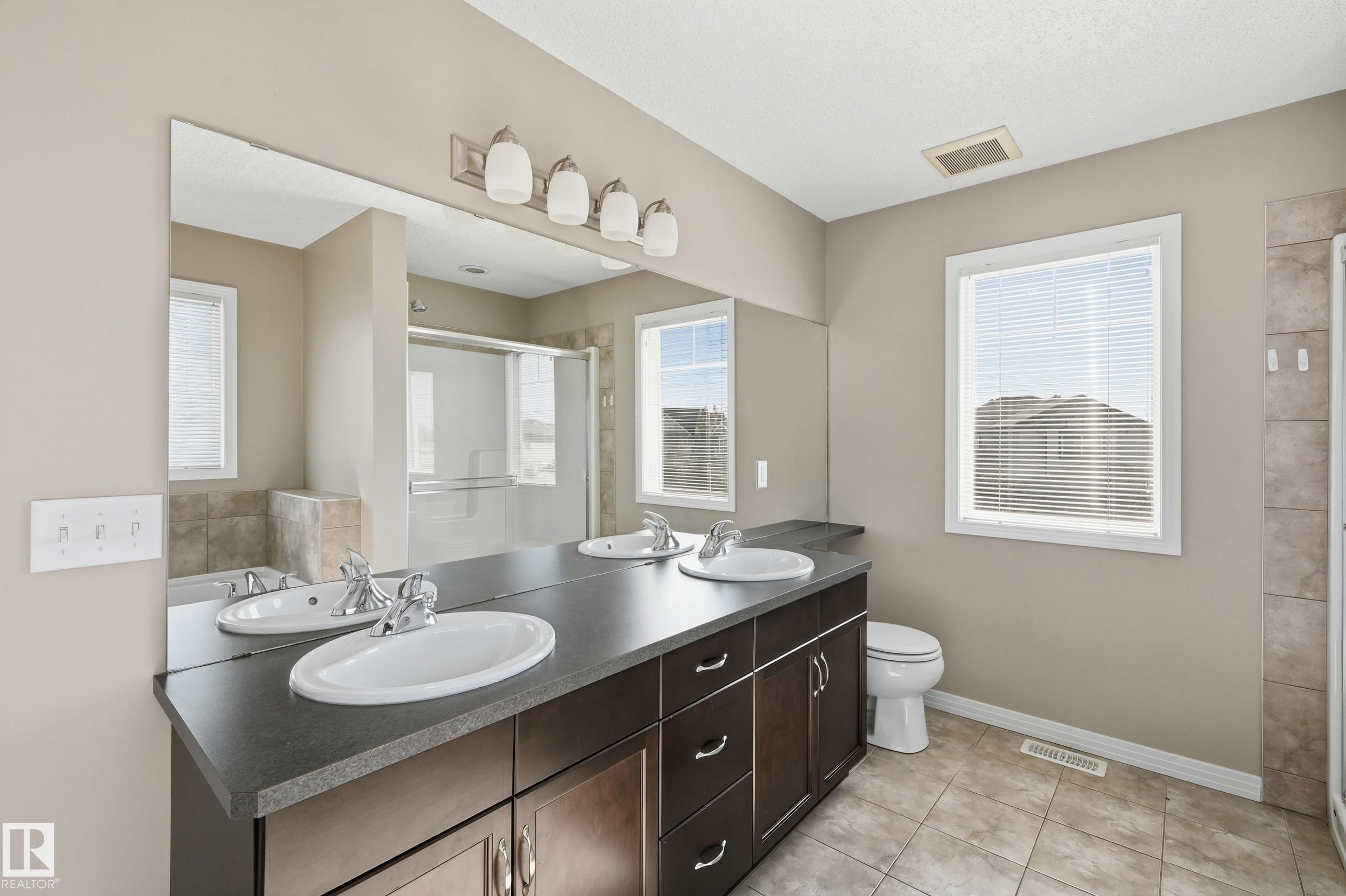3552 Claxton Crescent, Edmonton, AB - Indoor Photo Showing Bathroom