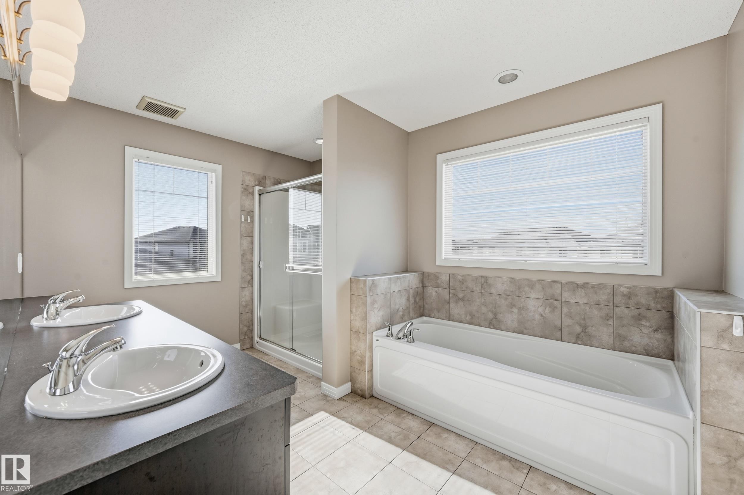 3552 Claxton Crescent, Edmonton, AB - Indoor Photo Showing Bathroom