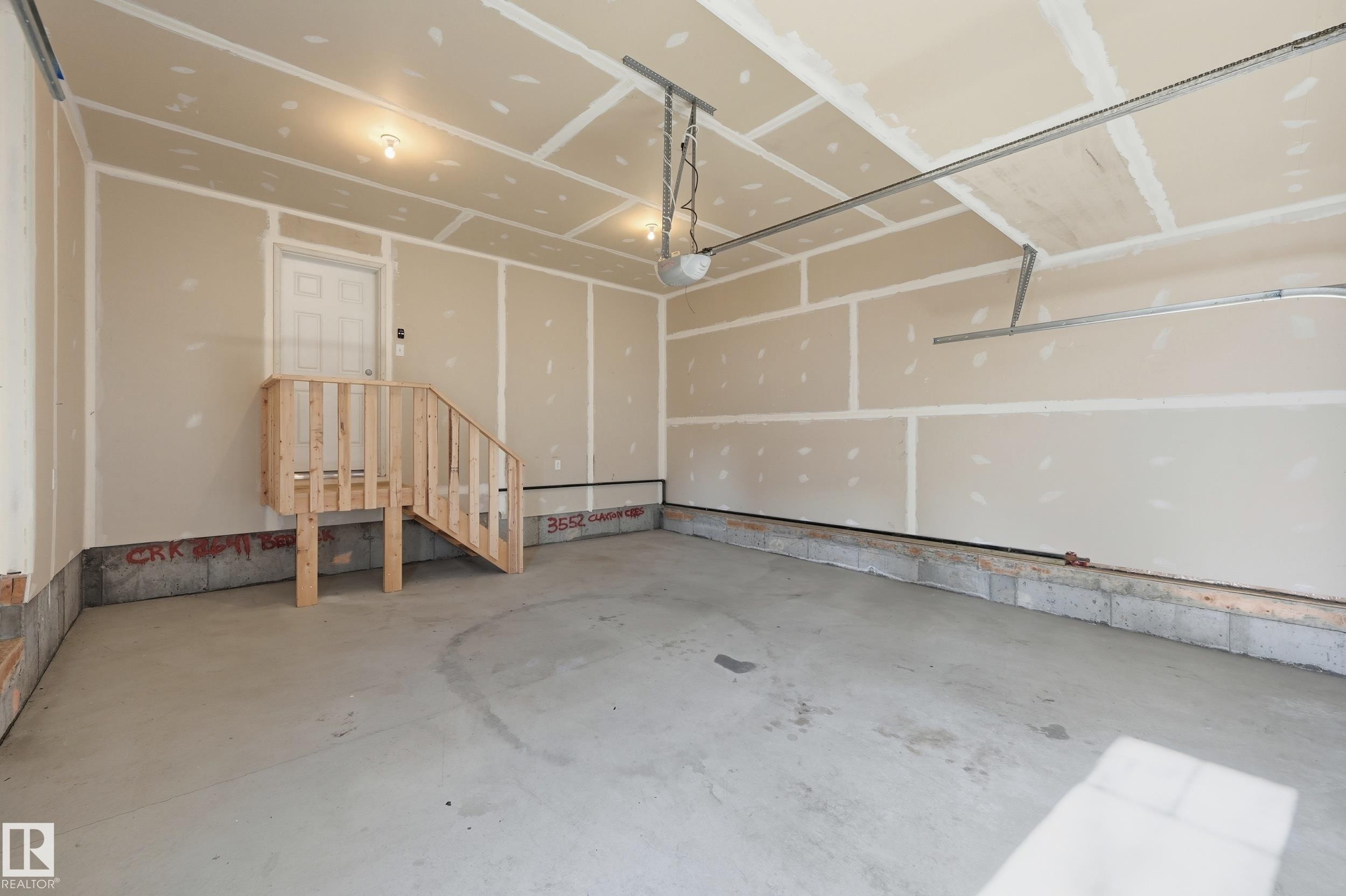 3552 Claxton Crescent, Edmonton, AB - Indoor Photo Showing Garage