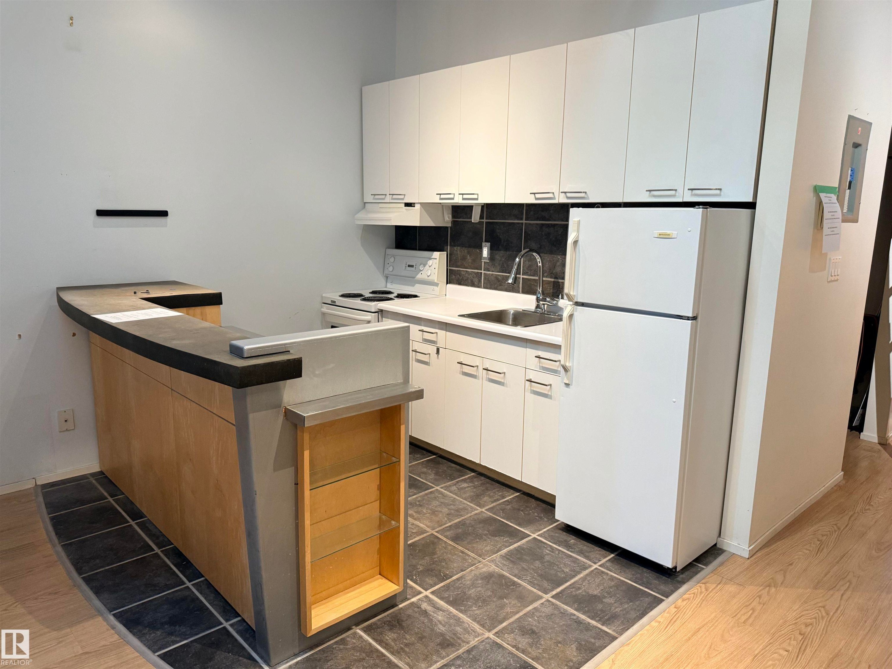 #310 10355 105 St Nw, Edmonton, AB - Indoor Photo Showing Kitchen