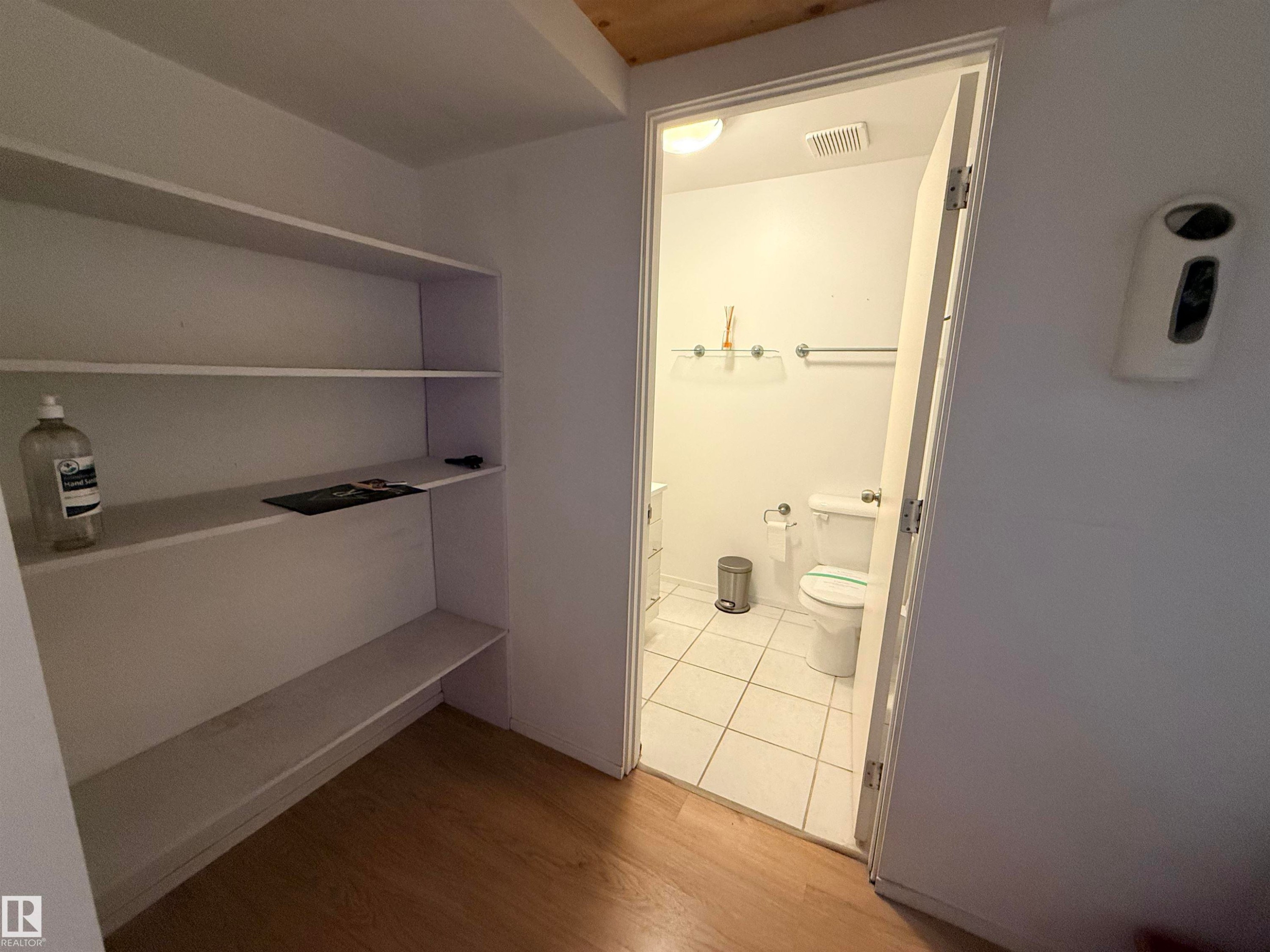 #310 10355 105 St Nw, Edmonton, AB - Indoor