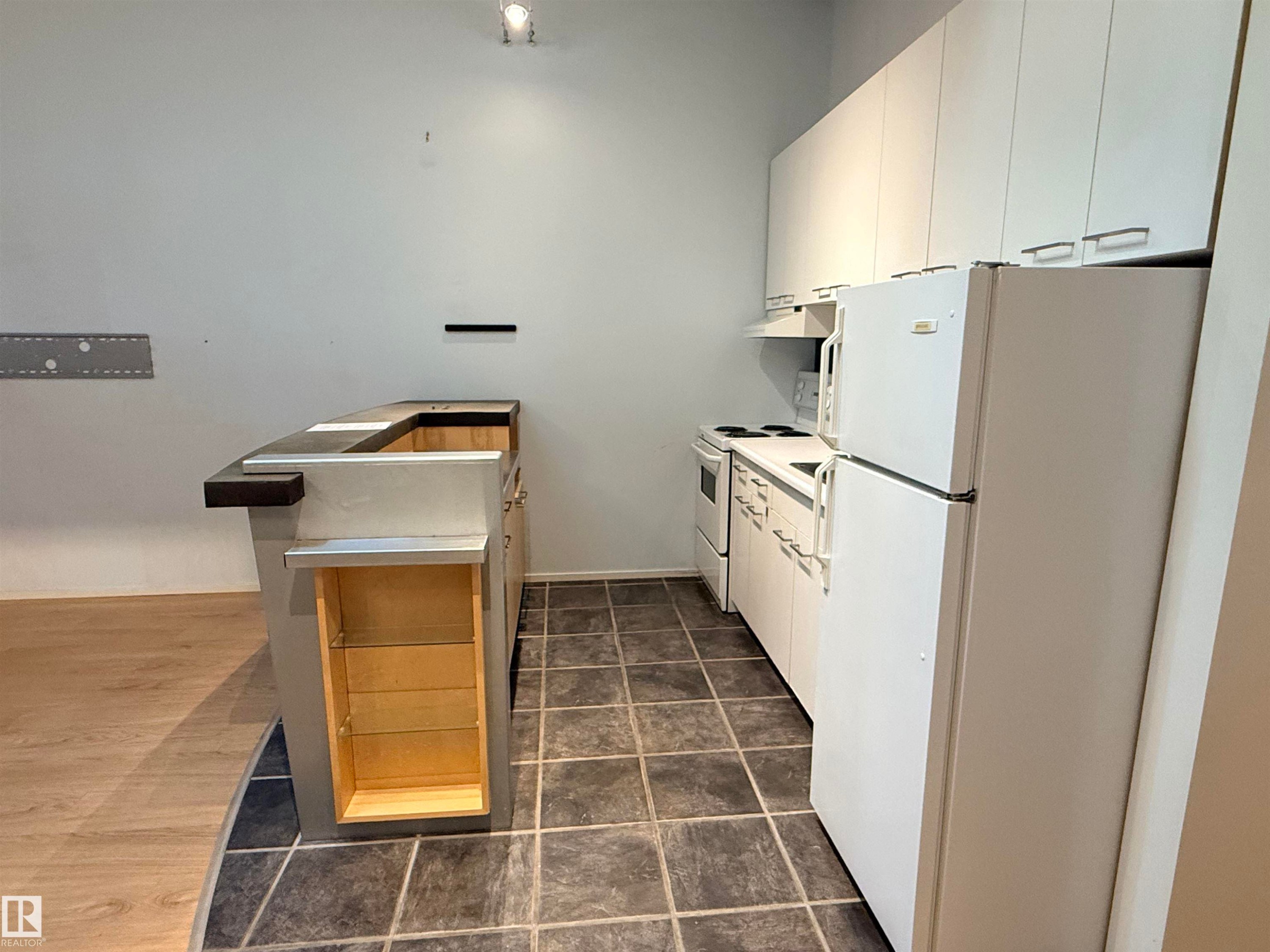 #310 10355 105 St Nw, Edmonton, AB - Indoor Photo Showing Kitchen