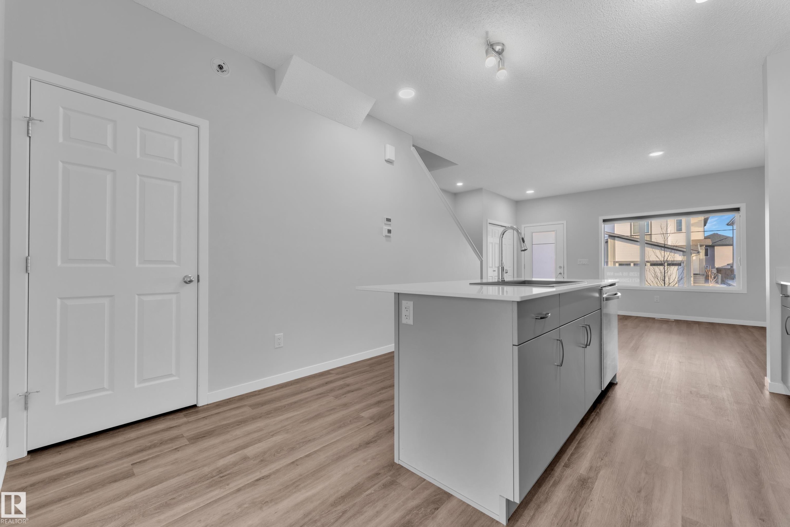 1235 16 Avenue, Edmonton, AB - Indoor Photo Showing Kitchen