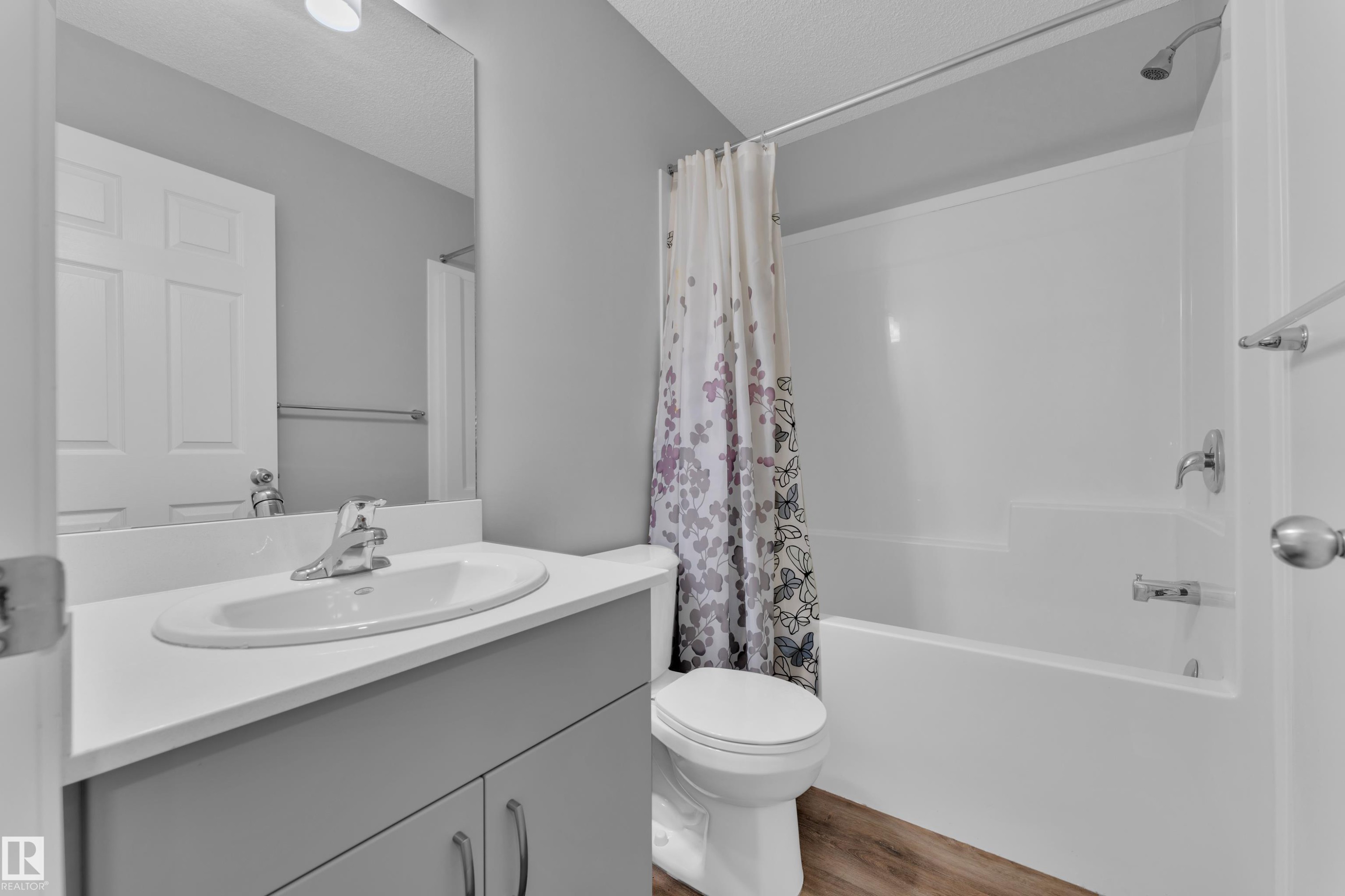 1235 16 Avenue, Edmonton, AB - Indoor Photo Showing Bathroom