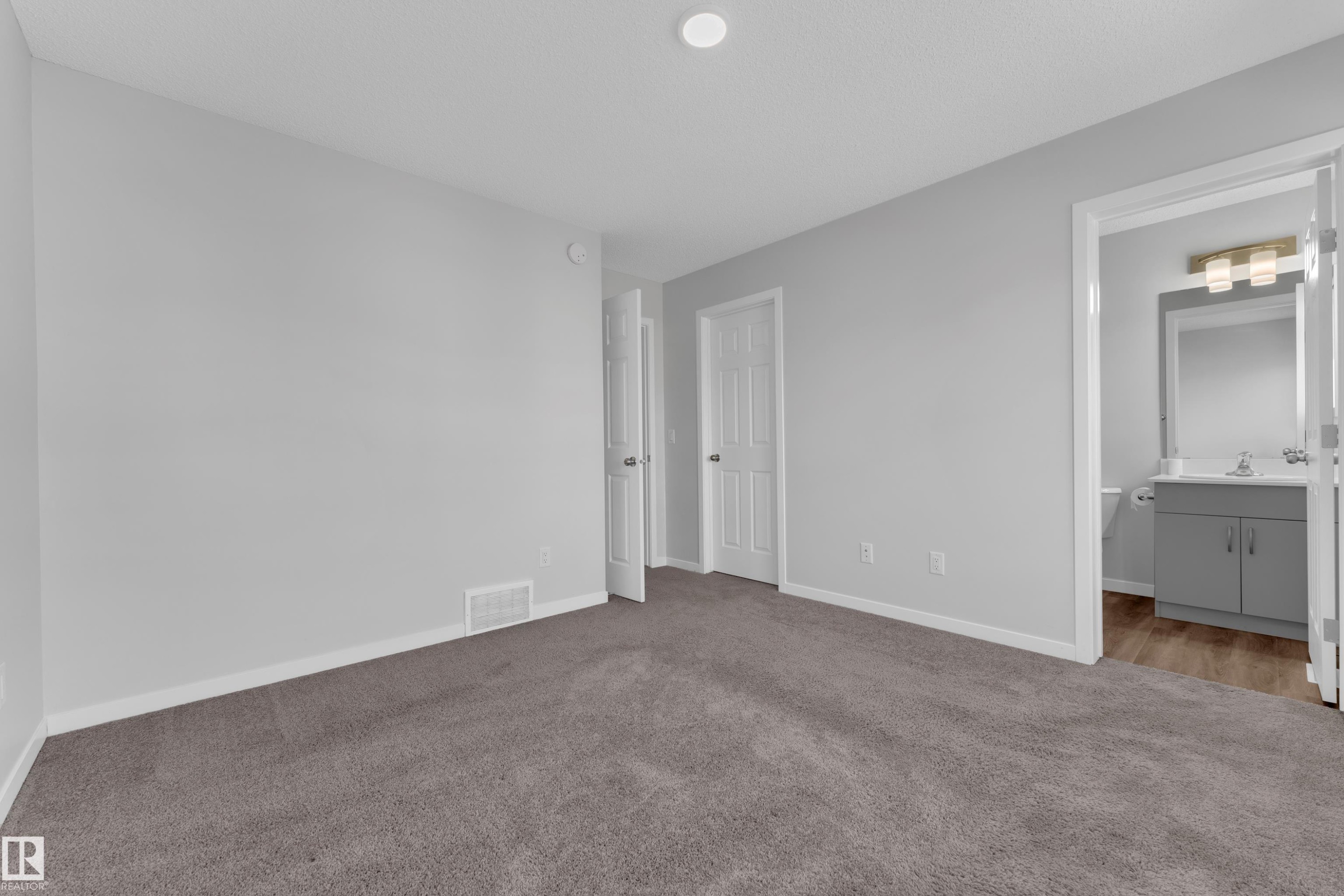 1235 16 Avenue, Edmonton, AB - Indoor Photo Showing Other Room
