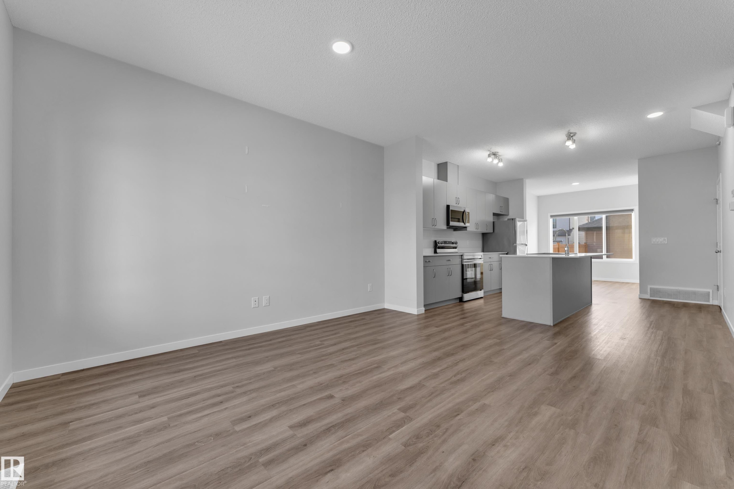 1235 16 Avenue, Edmonton, AB - Indoor Photo Showing Kitchen