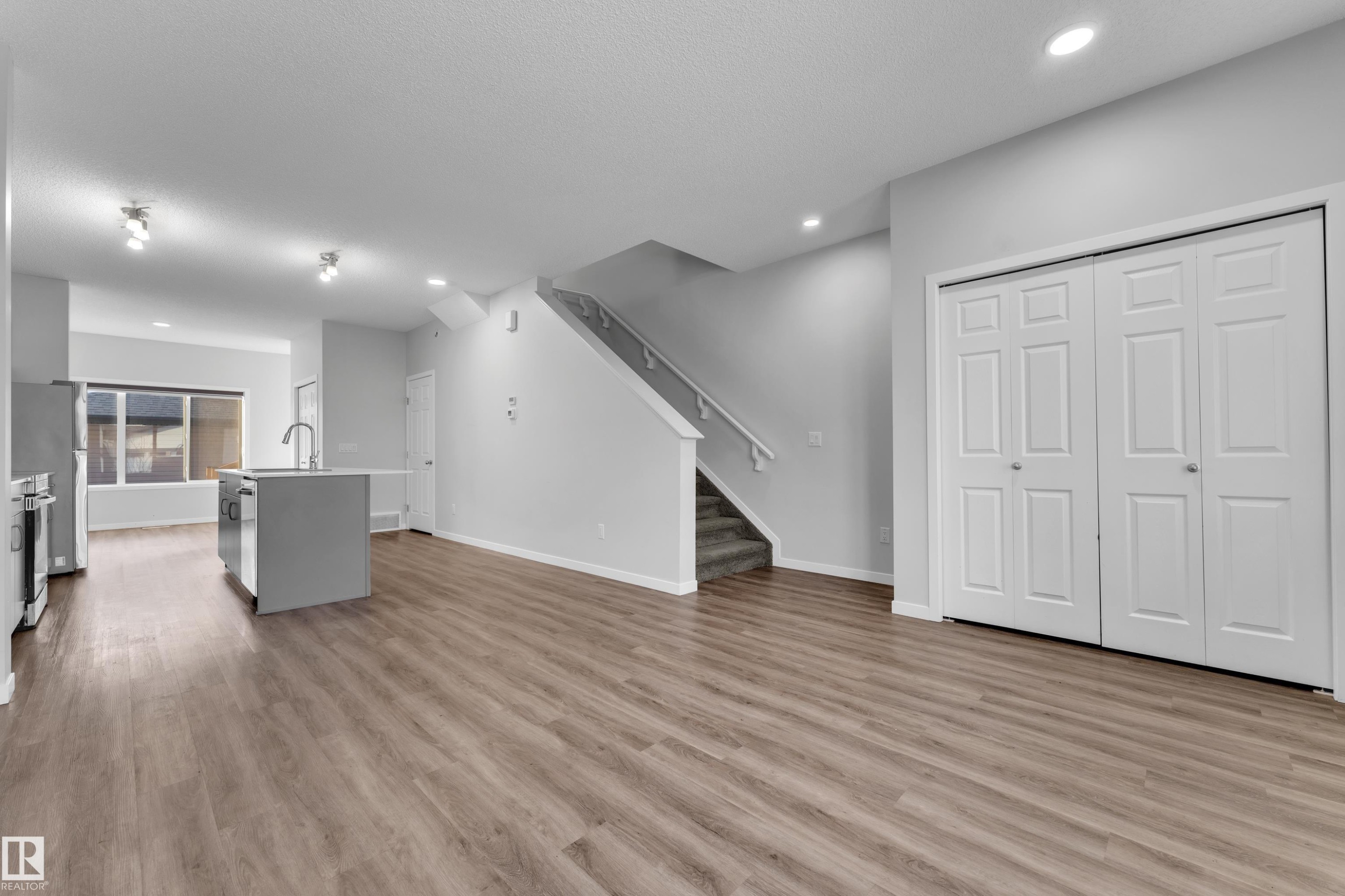 1235 16 Avenue, Edmonton, AB - Indoor Photo Showing Kitchen