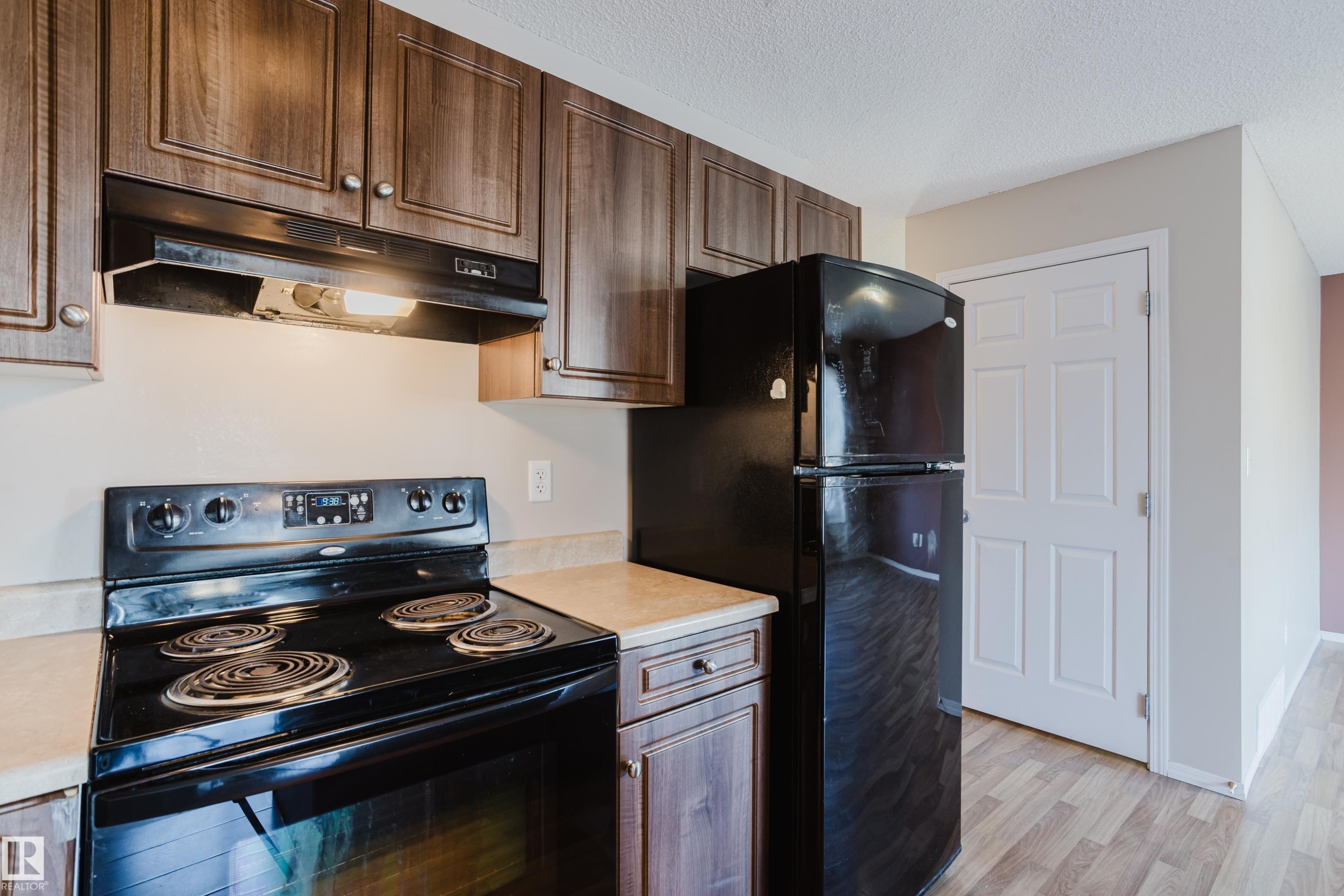1666 Melrose Place, Edmonton, AB - Indoor Photo Showing Kitchen