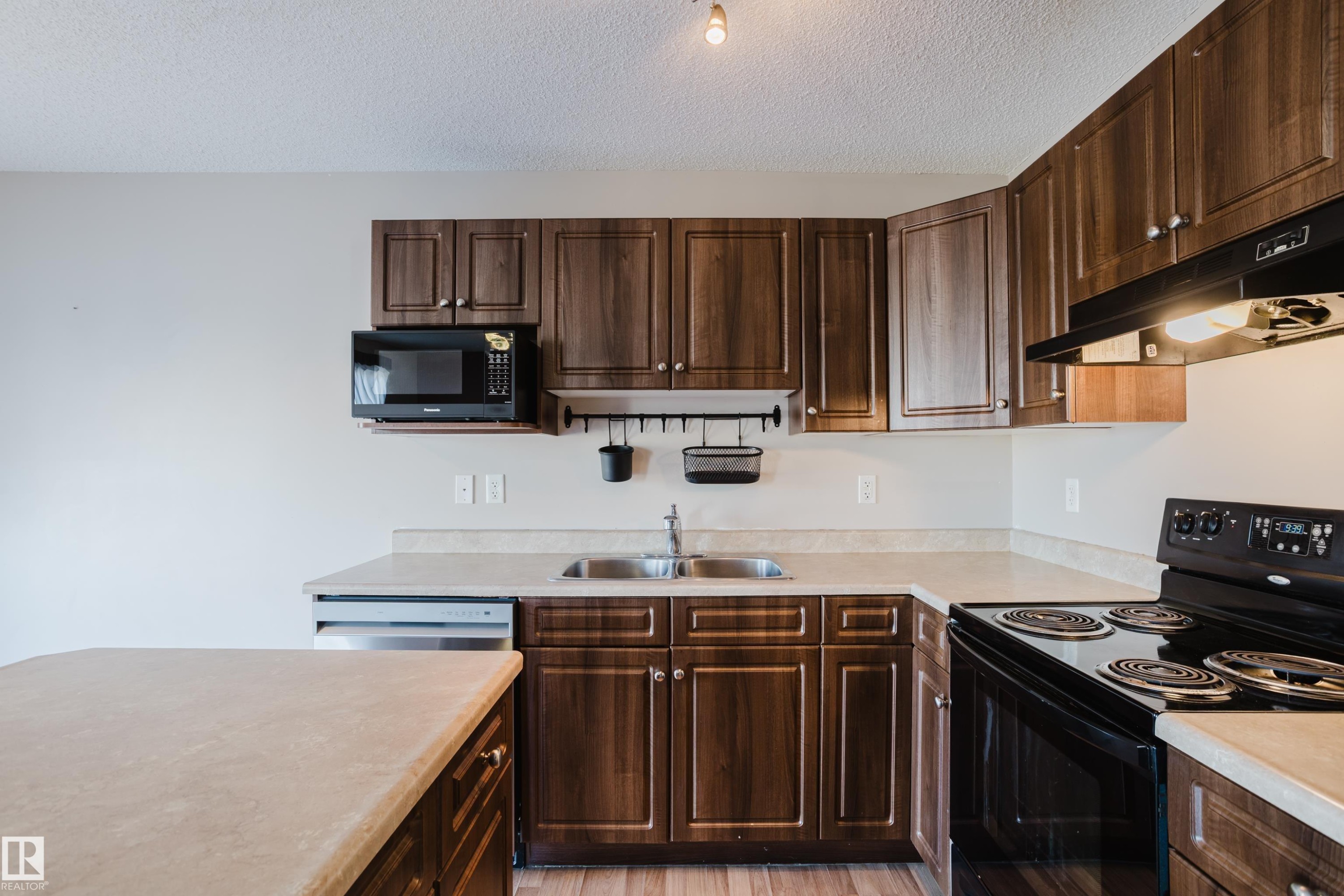 1666 Melrose Place, Edmonton, AB - Indoor Photo Showing Kitchen With Double Sink