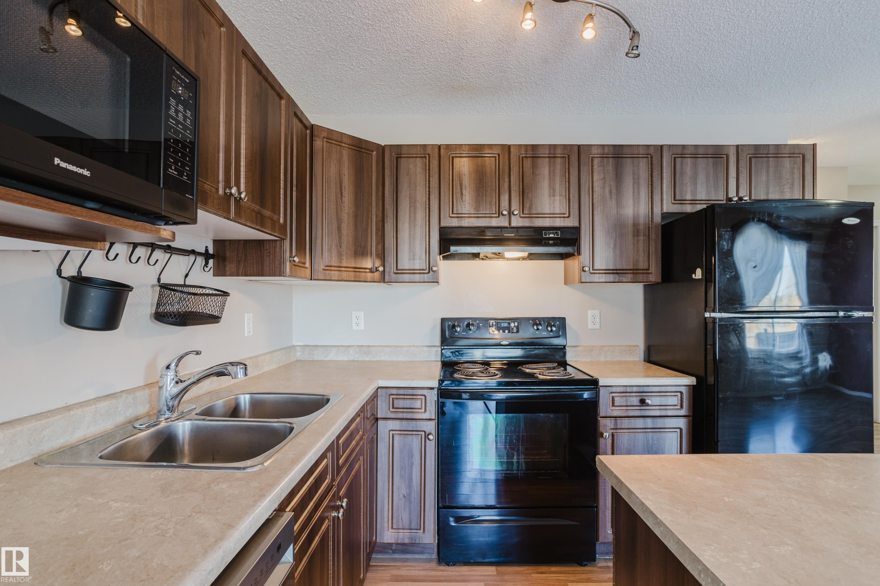 1666 Melrose Place, Edmonton, AB - Indoor Photo Showing Kitchen With Double Sink