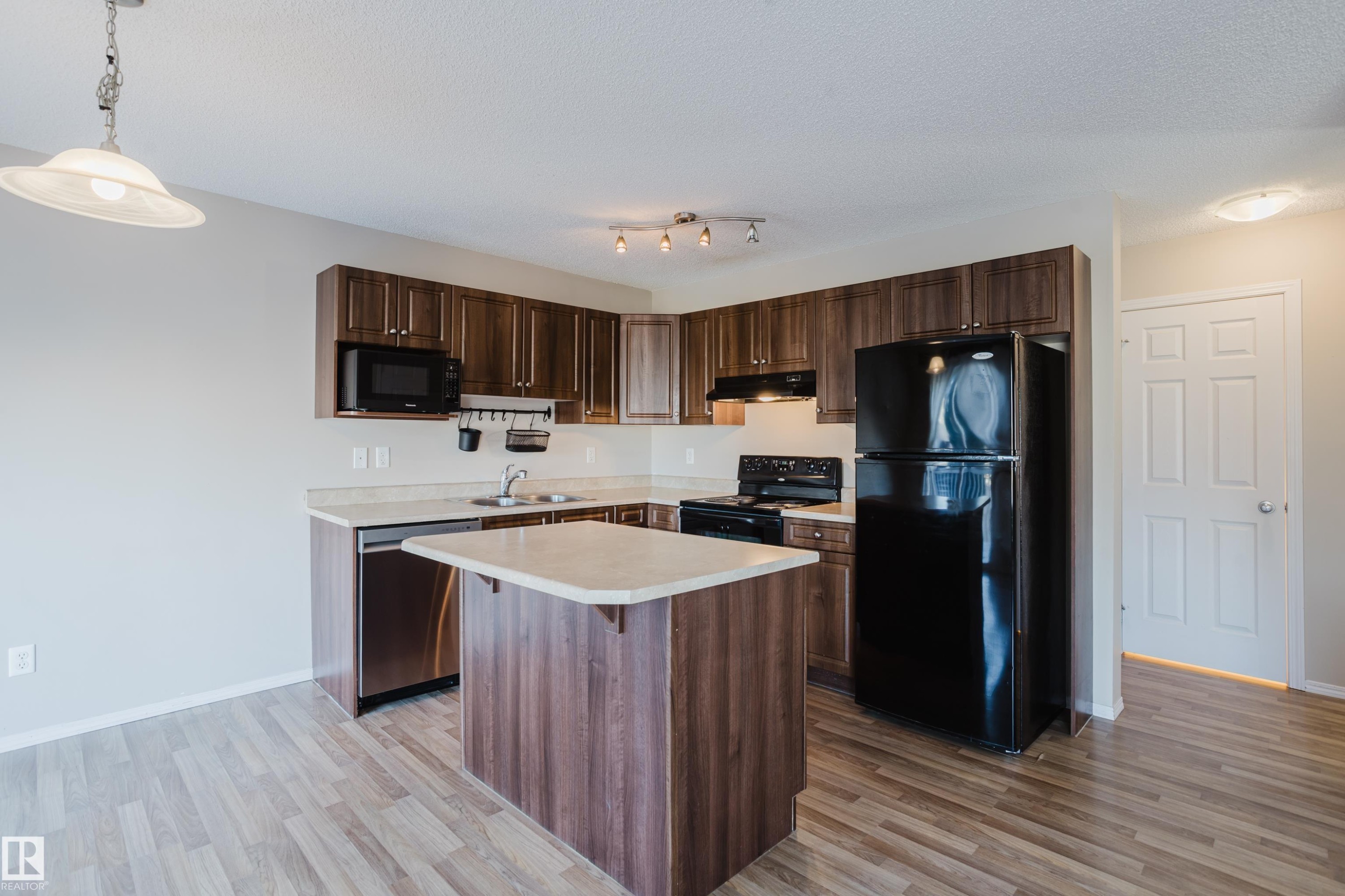 1666 Melrose Place, Edmonton, AB - Indoor Photo Showing Kitchen