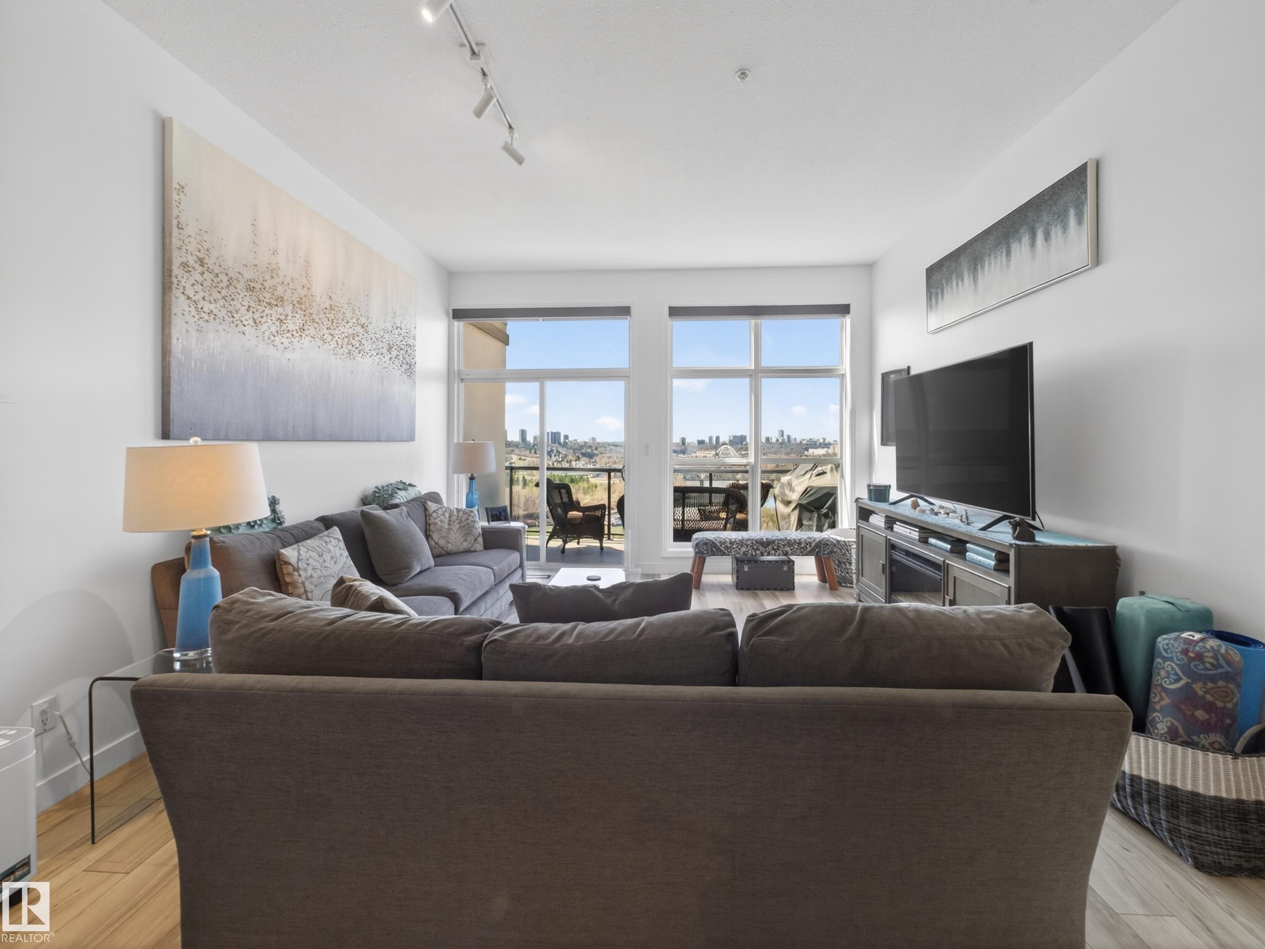 516 9507 101 Avenue, Edmonton, AB - Indoor Photo Showing Living Room