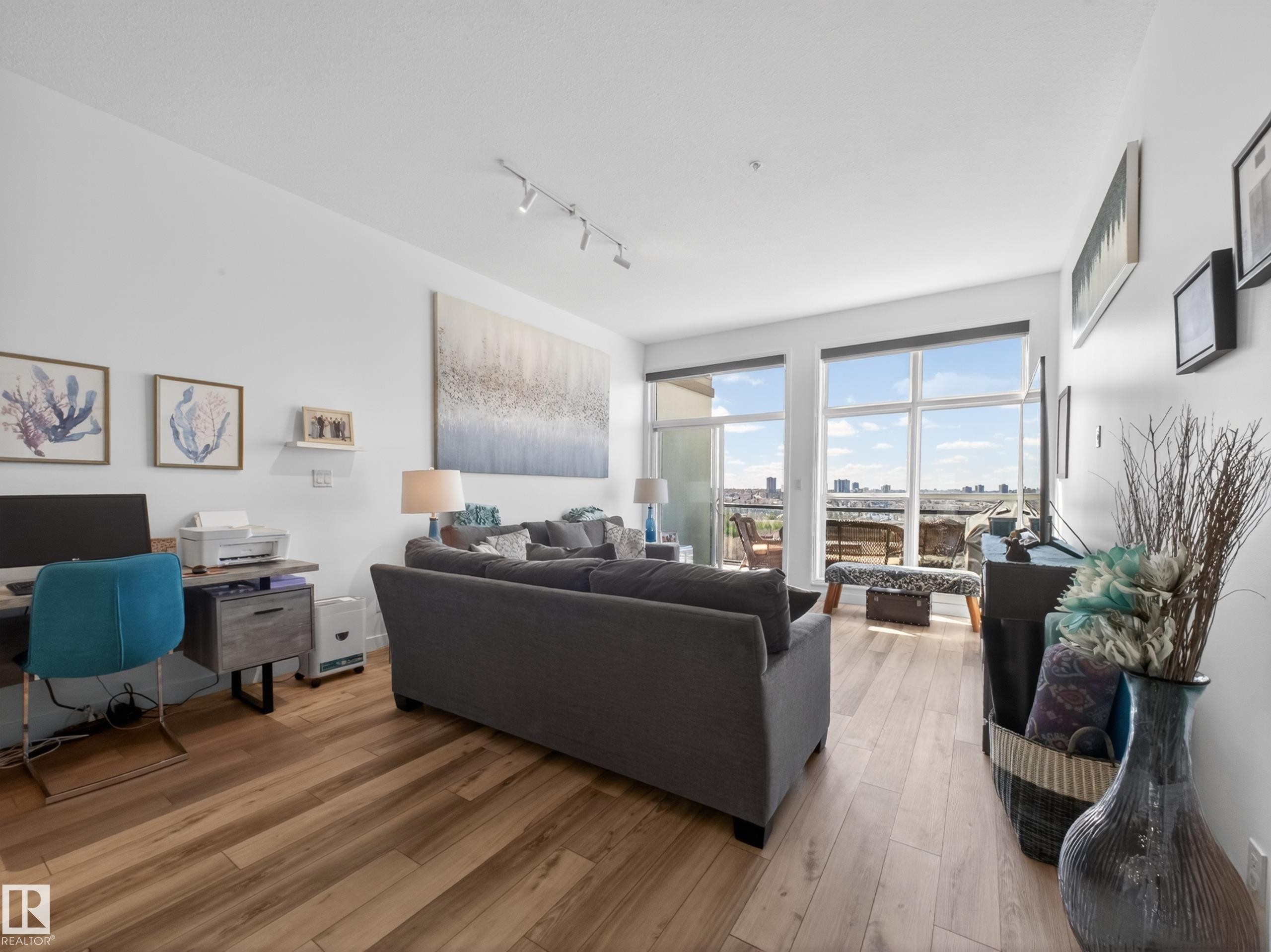516 9507 101 Avenue, Edmonton, AB - Indoor Photo Showing Living Room