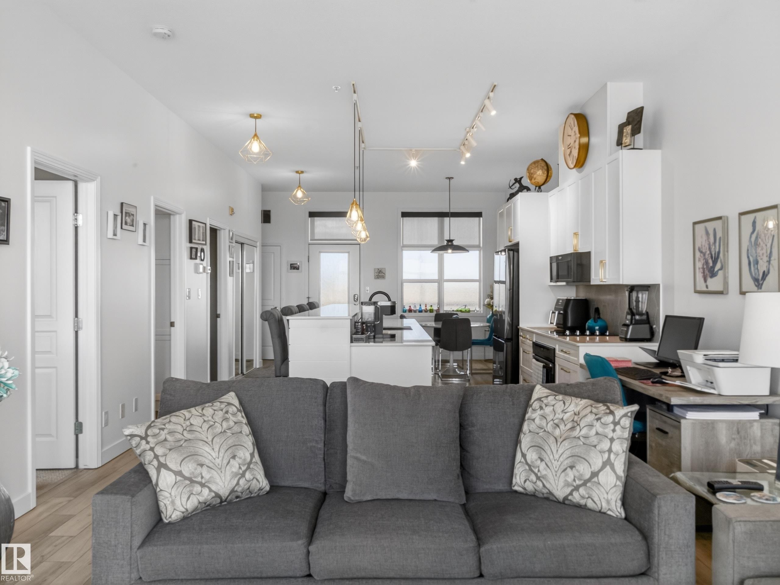 516 9507 101 Avenue, Edmonton, AB - Indoor Photo Showing Living Room