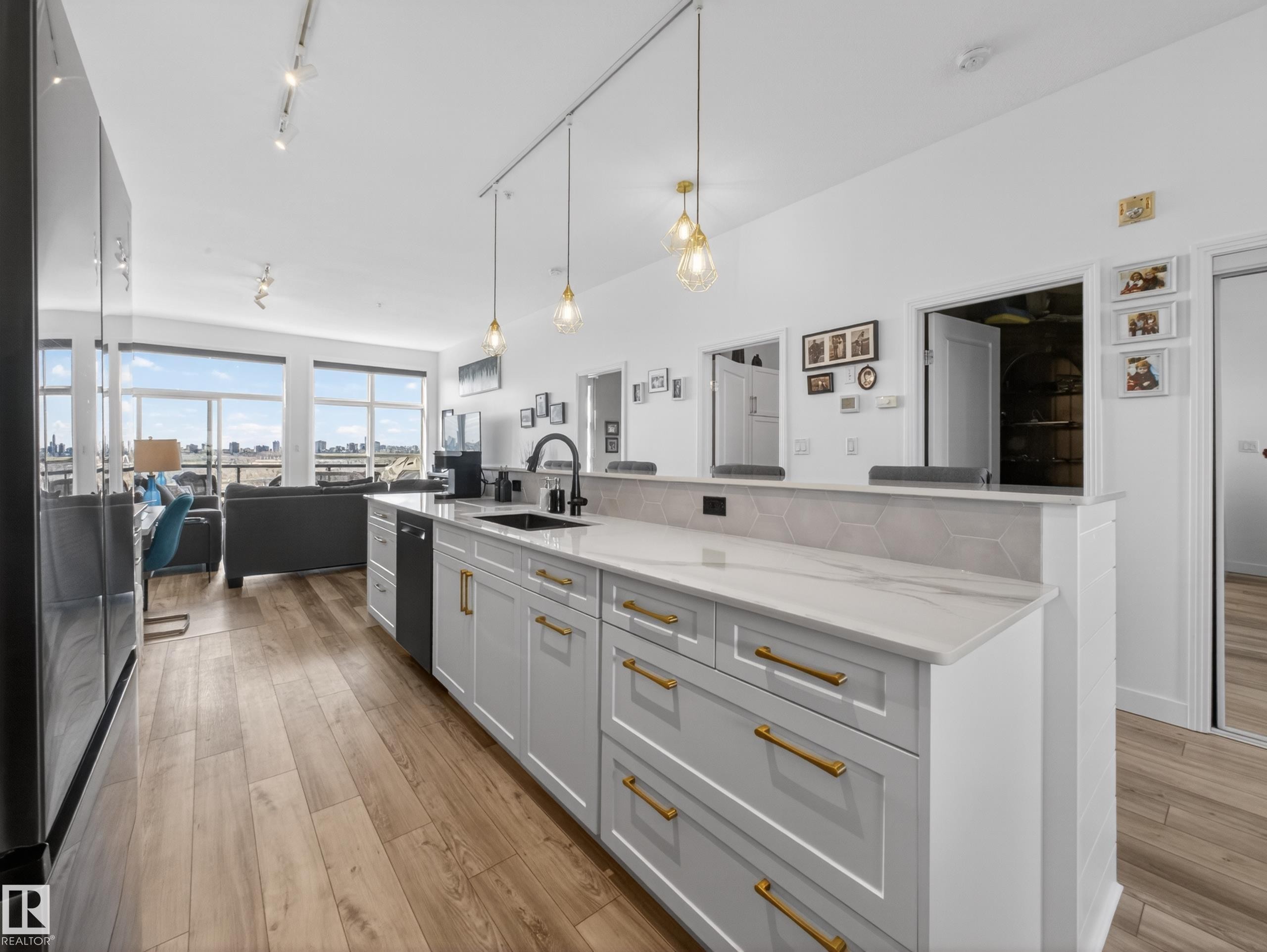 516 9507 101 Avenue, Edmonton, AB - Indoor Photo Showing Kitchen With Upgraded Kitchen