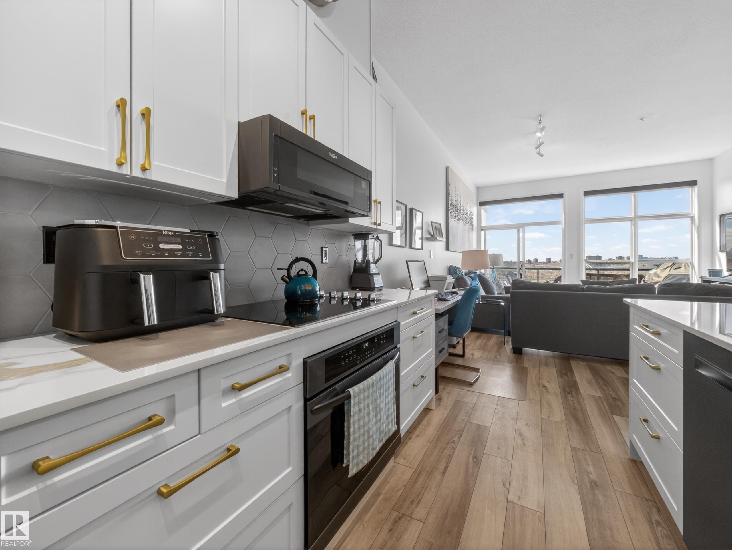 516 9507 101 Avenue, Edmonton, AB - Indoor Photo Showing Kitchen With Upgraded Kitchen