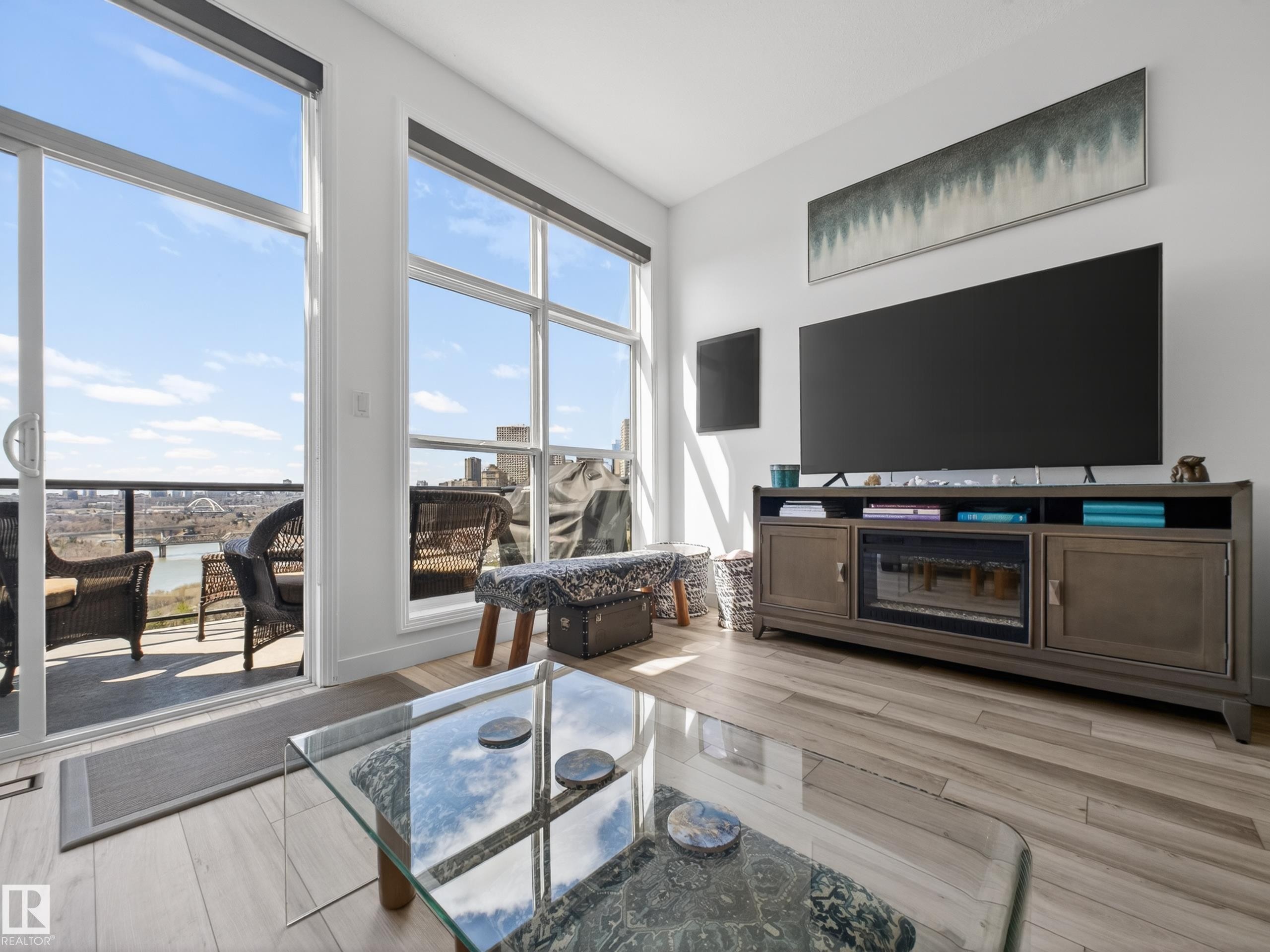 516 9507 101 Avenue, Edmonton, AB - Indoor Photo Showing Living Room