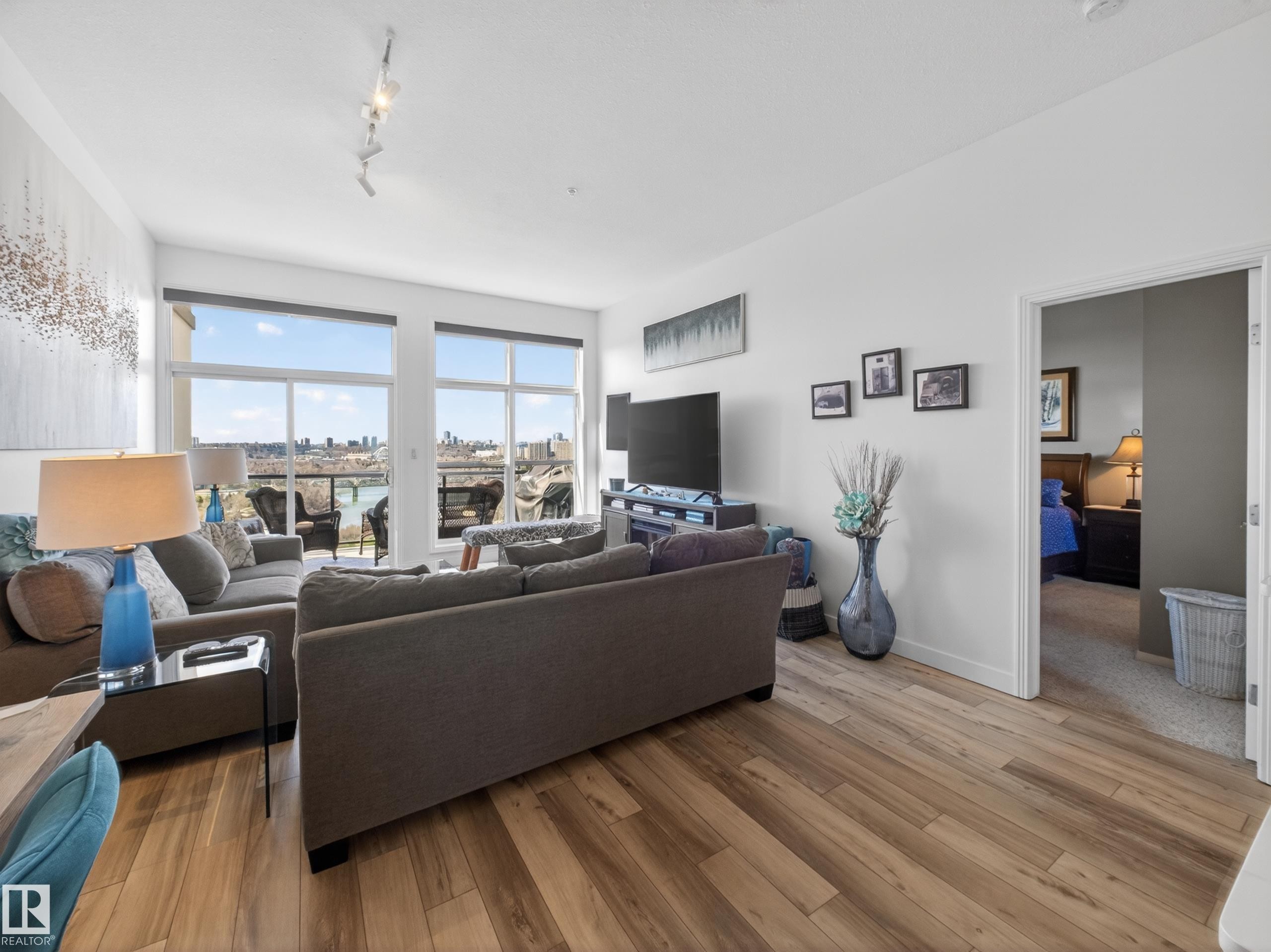 516 9507 101 Avenue, Edmonton, AB - Indoor Photo Showing Living Room