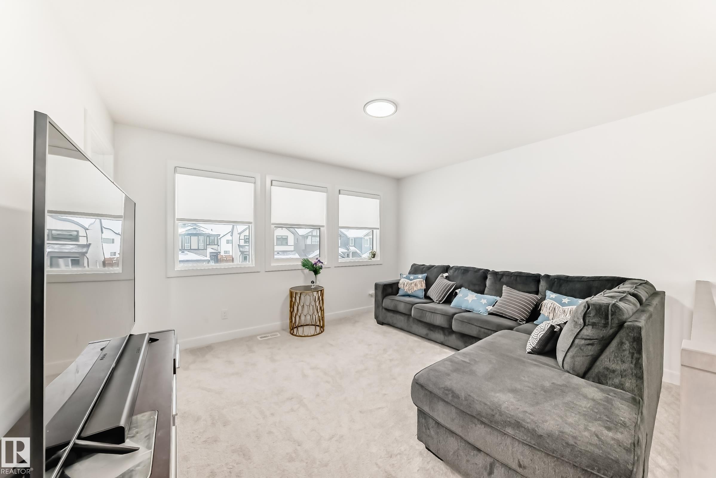 3247 Chernowski Way, Edmonton, AB - Indoor Photo Showing Living Room